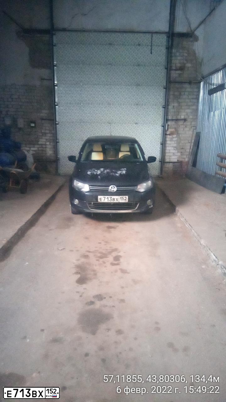 Фото автомобиля VOLKSWAGEN POLO, 2011 — госномер Е713ВХ152. Цвет: ЧЕРНЫЙ