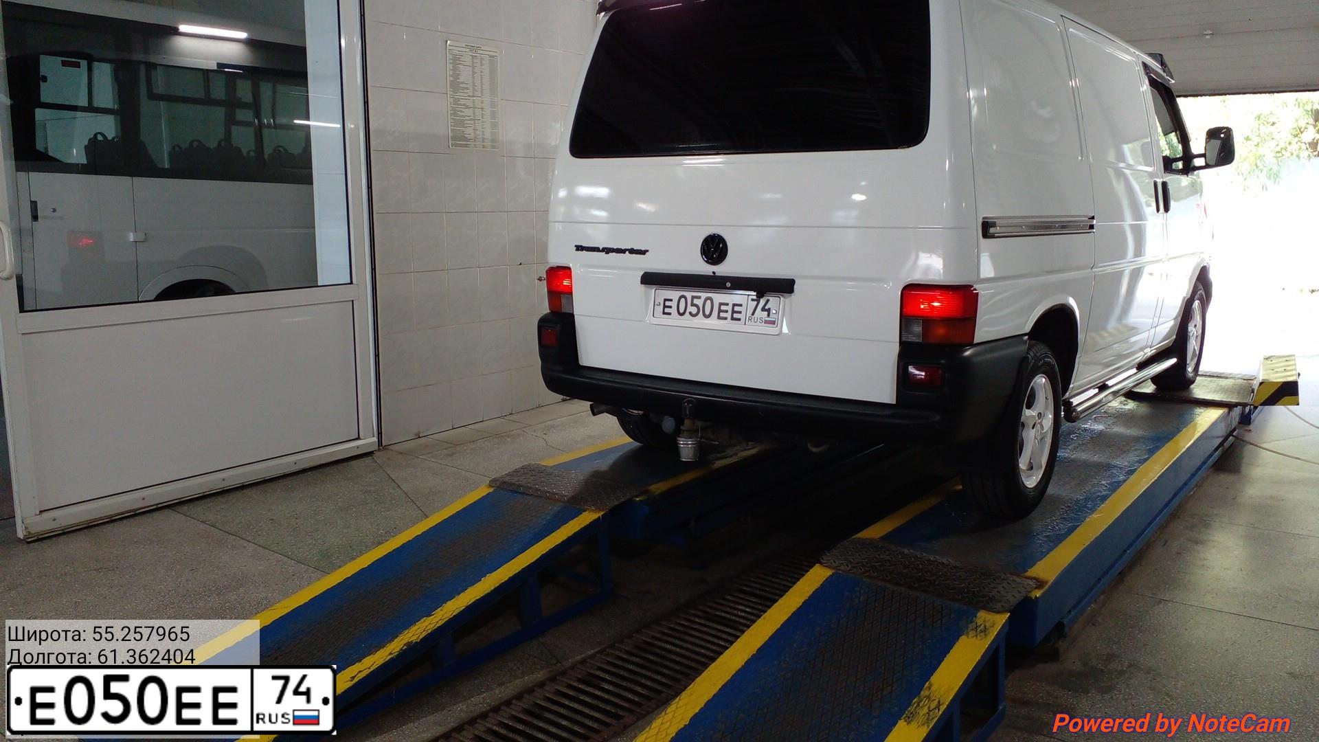 Фото автомобиля VOLKSWAGEN TRANSPORTER, 1999 — госномер Е050ЕЕ174. Цвет: БЕЛЫЙ