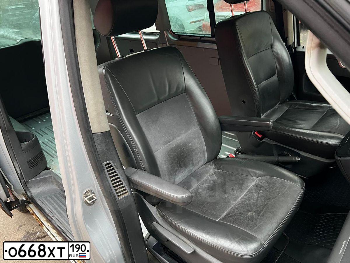Фото автомобиля VOLKSWAGEN MULTIVAN, 2008 — госномер О668ХТ190. Цвет: СЕРЫЙ СВЕТЛЫЙ