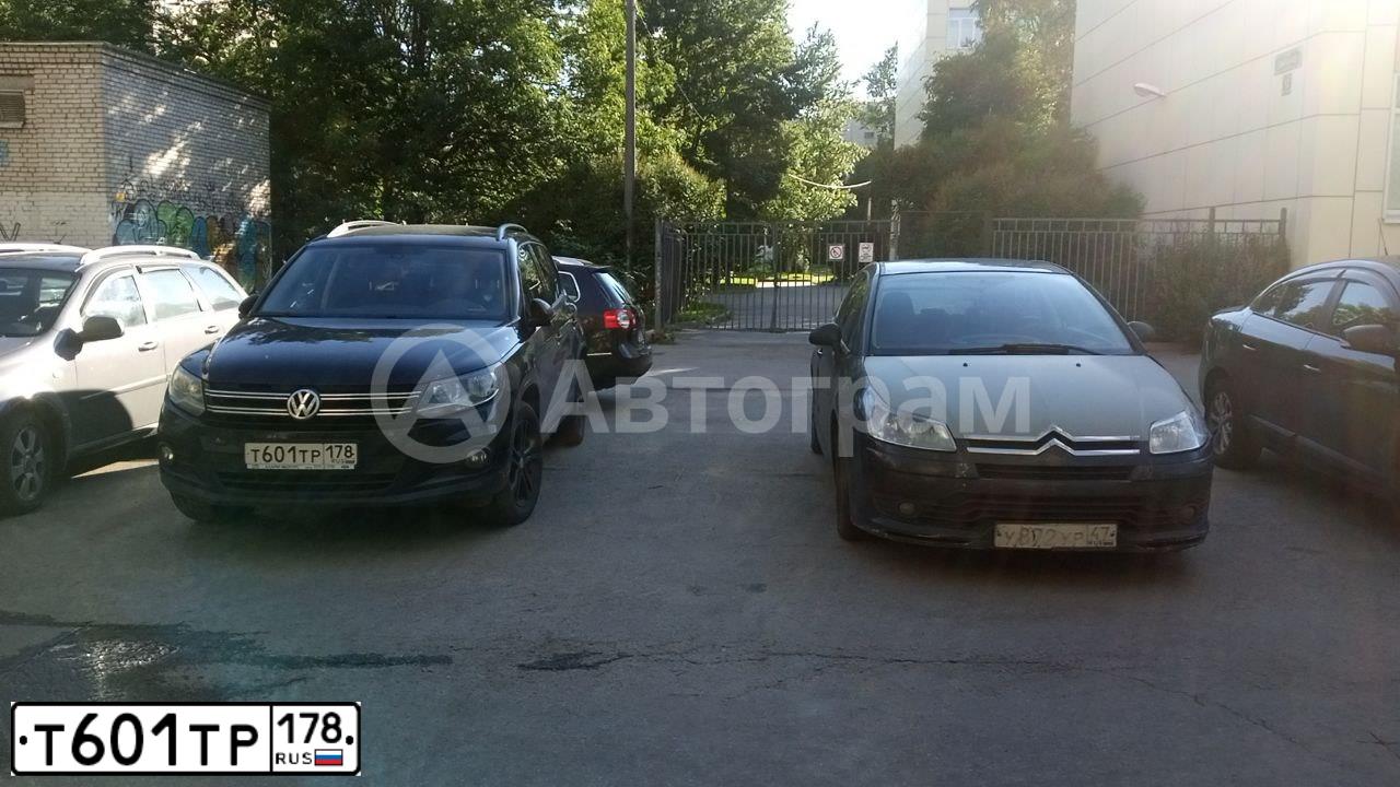 Фото автомобиля VOLKSWAGEN TIGUAN, 2015 — госномер Т601ТР178. Цвет: ЧЕРНЫЙ