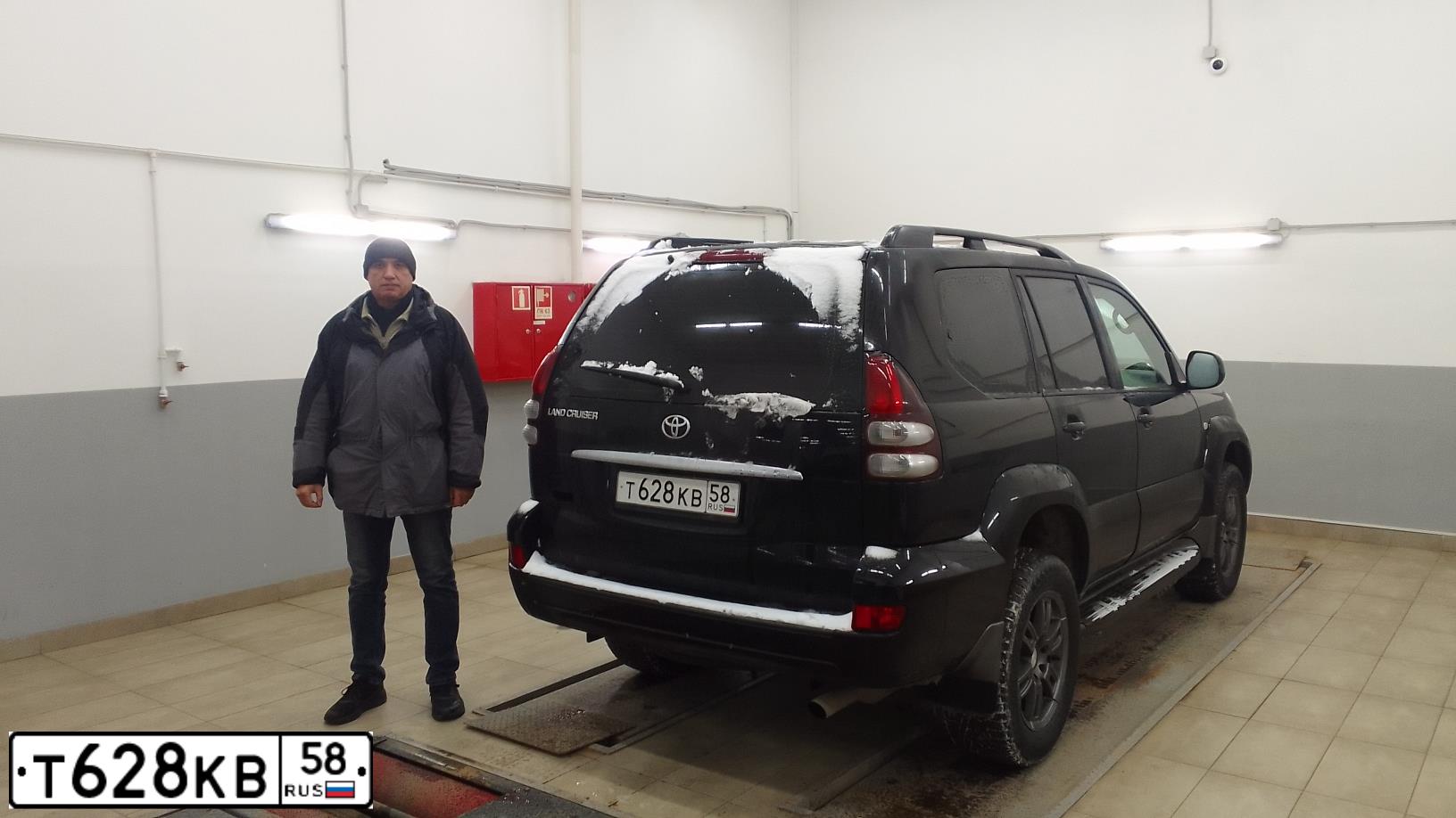 Фото автомобиля TOYOTA LANDCRUISER, 2007 — госномер Т058ВТ58. Цвет: ЧЕРНЫЙ