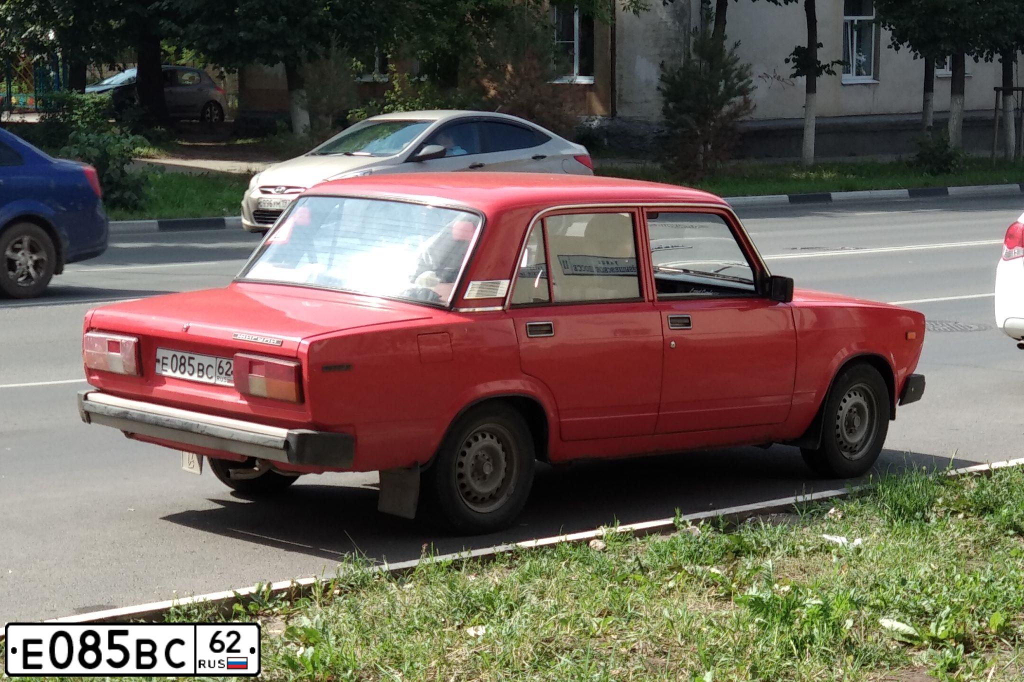 Фото автомобиля LADA 2105, 1983 — госномер Е085ВС62. Цвет: КРАСНЫЙ