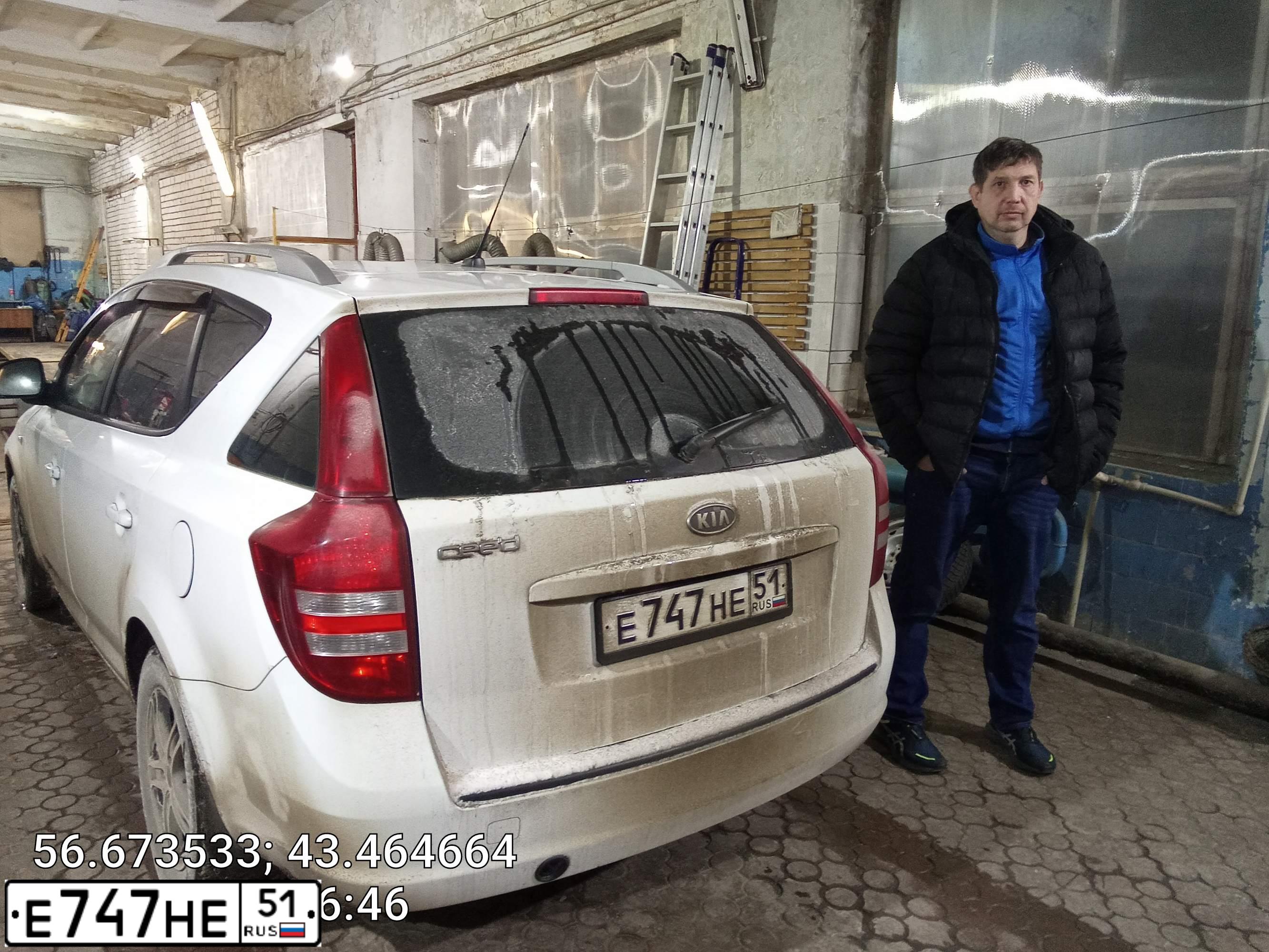 Фото автомобиля KIA CEE'D, 2009 — госномер Е747НЕ51. Цвет: Белый