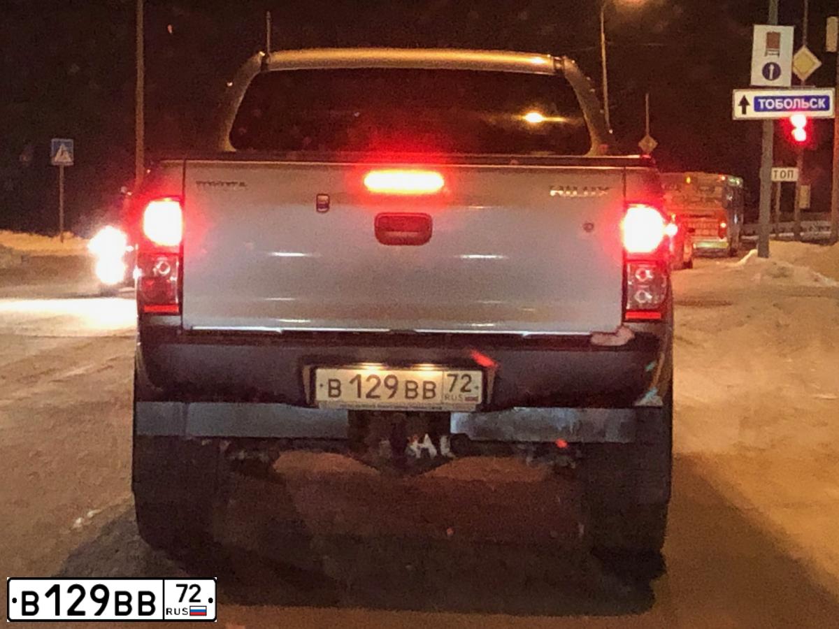 Фото автомобиля TOYOTA HILUX, 2014 — госномер В129ВВ72. Цвет: СЕРЕБРИСТЫЙ