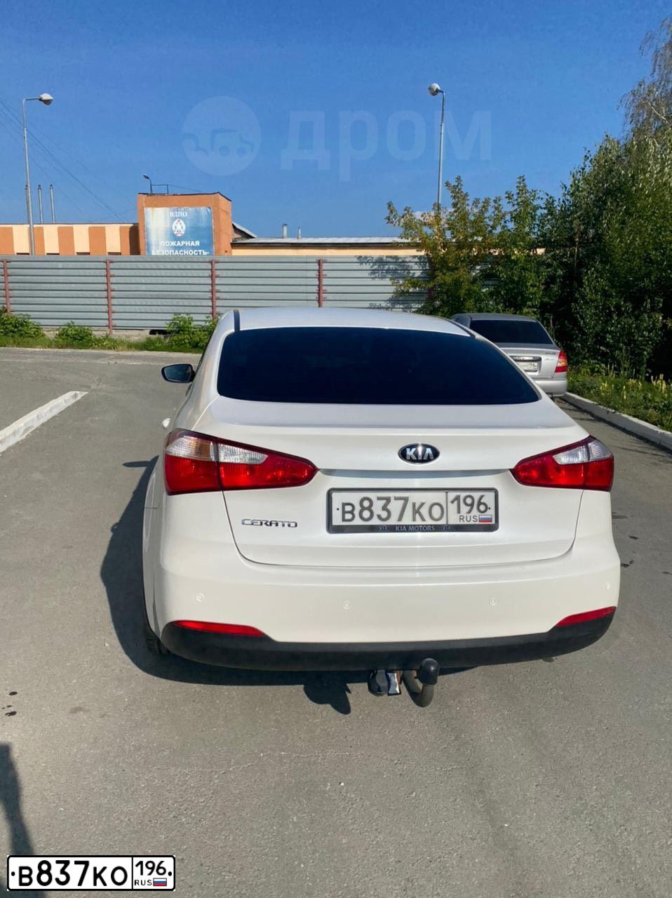 Фото автомобиля KIA CERATO, 2015 — госномер Е328КС186. Цвет: Белый