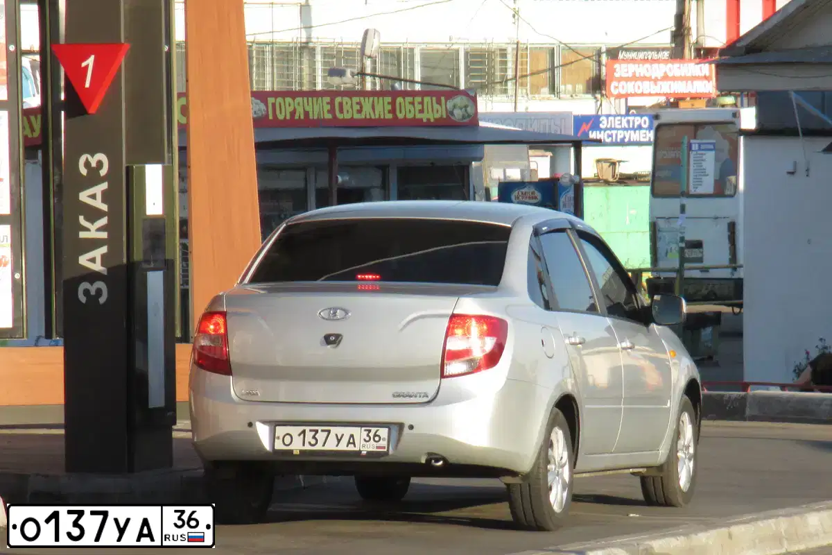 Фото автомобиля LADA 2190 GRANTA, 2013 — госномер О137УА36. Цвет: Серебристый