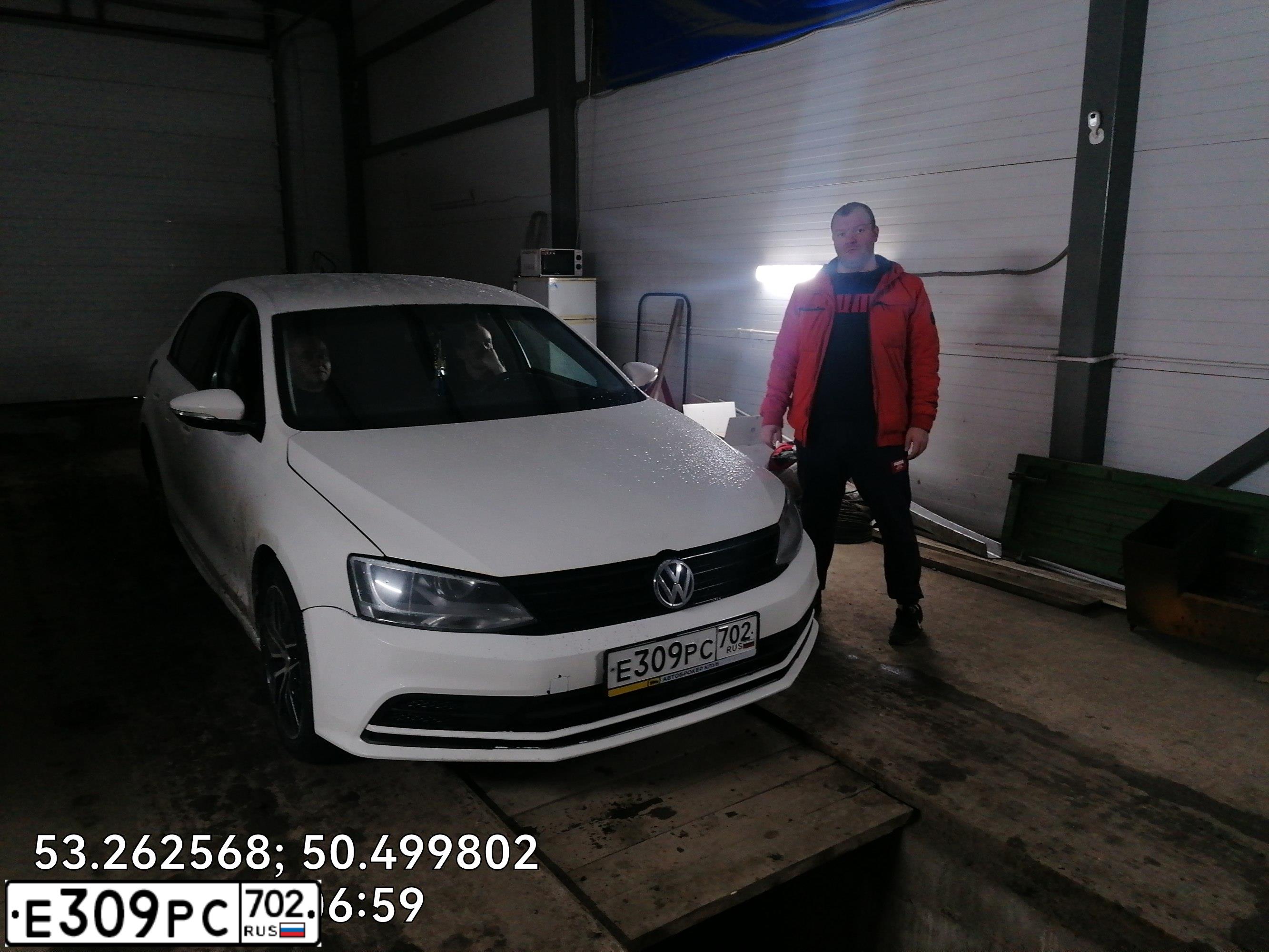 Фото автомобиля VOLKSWAGEN JETTA, 2015 — госномер Е309РС702. Цвет: Белый