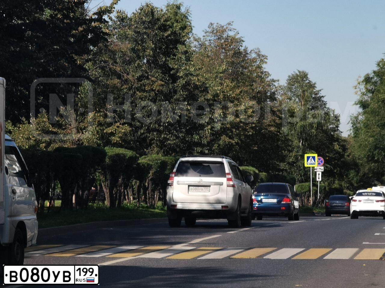 Фото автомобиля TOYOTA LANDCRUISER, 2016 — госномер В080УВ199. Цвет: БЕЛЫЙ