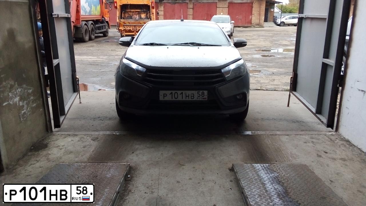 Фото автомобиля LADA VESTA, 2017 — госномер Р101НВ58. Цвет: СЕРО-ГОЛУБОЙ