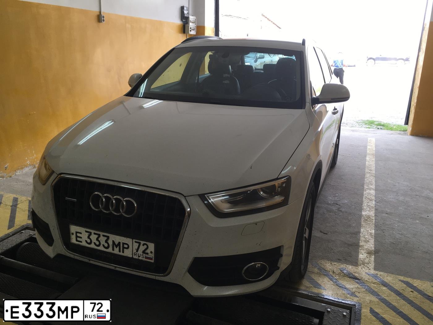 Фото автомобиля AUDI Q3, 2012 — госномер Е333МР72. Цвет: БЕЛЫЙ