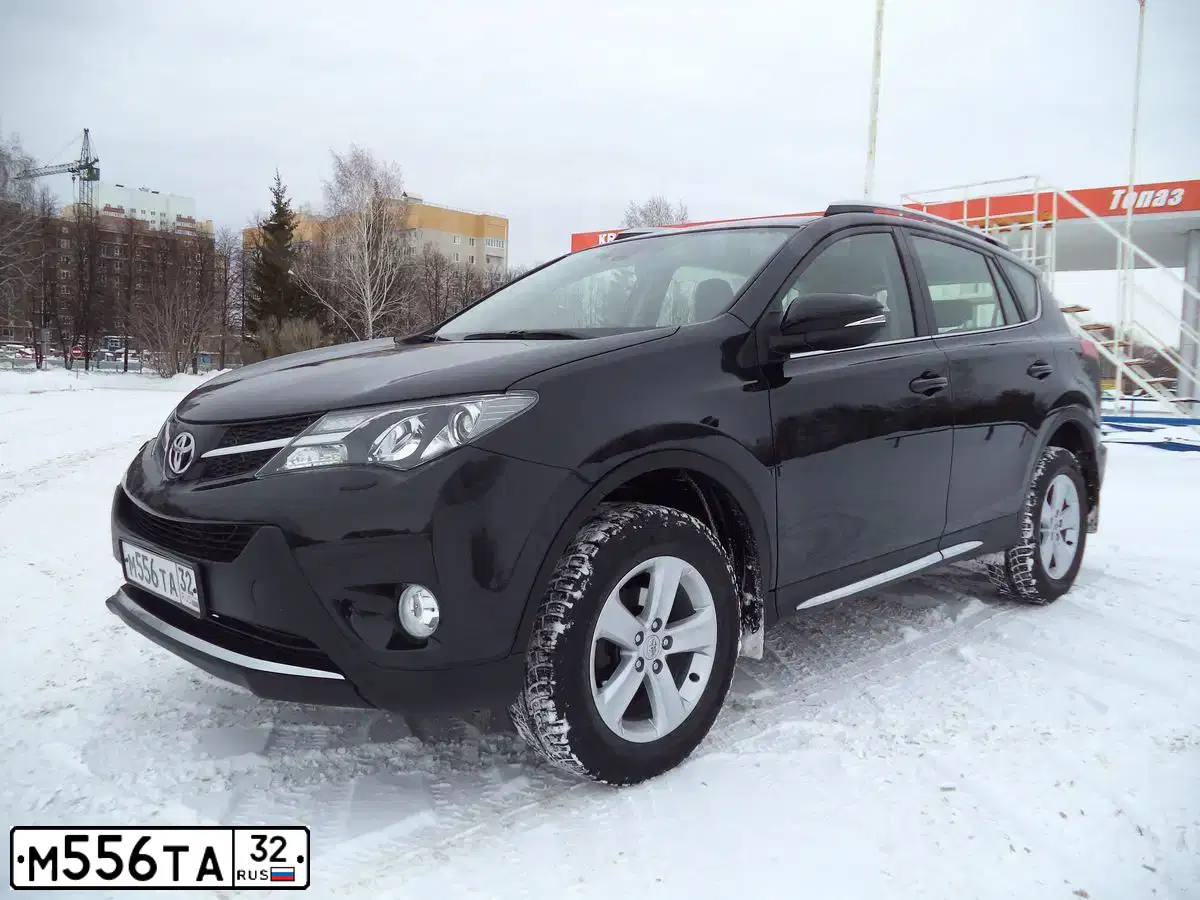 Фото автомобиля TOYOTA RAV4, 2013 — госномер М556ТА32. Цвет: ЧЕРНЫЙ