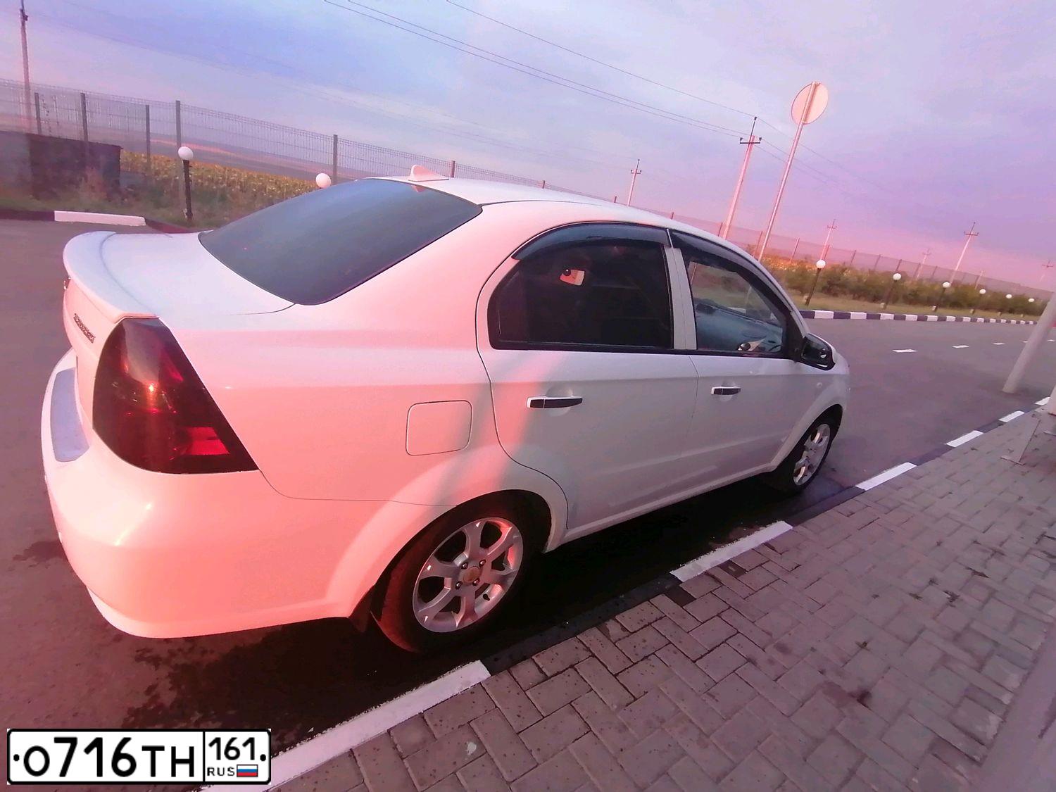 Фото автомобиля CHEVROLET AVEO, 2011 — госномер Р318МХ40. Цвет: Белый