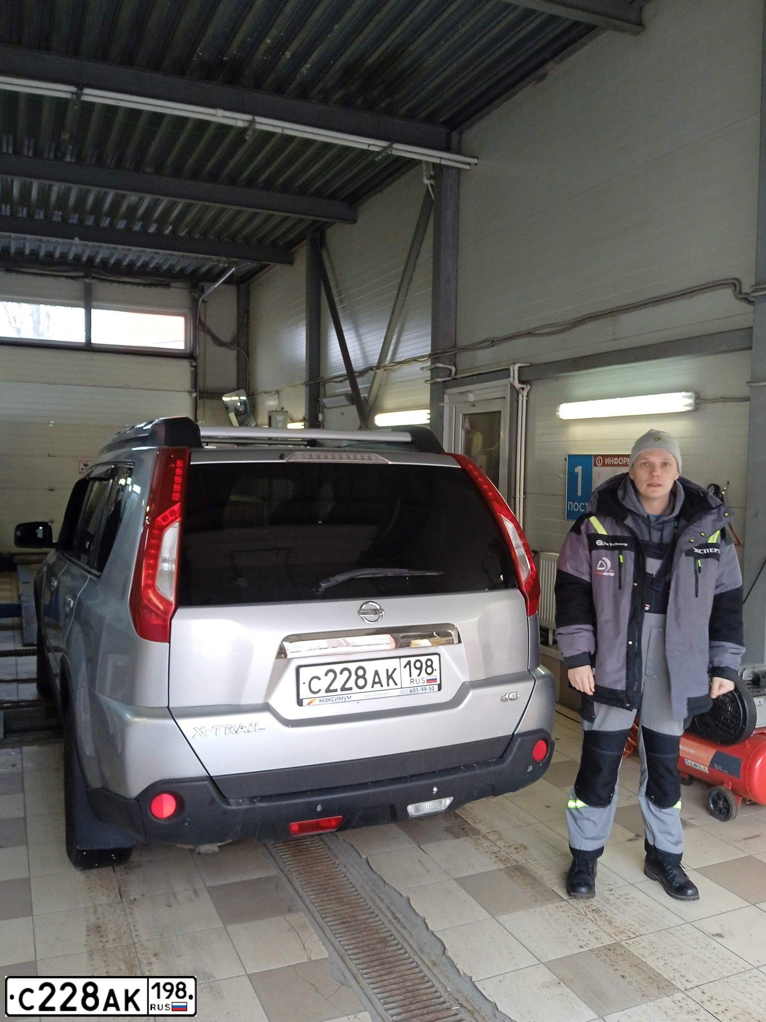 Фото автомобиля NISSAN X-TRAIL, 2010 — госномер О400СМ47. Цвет: Серебристый