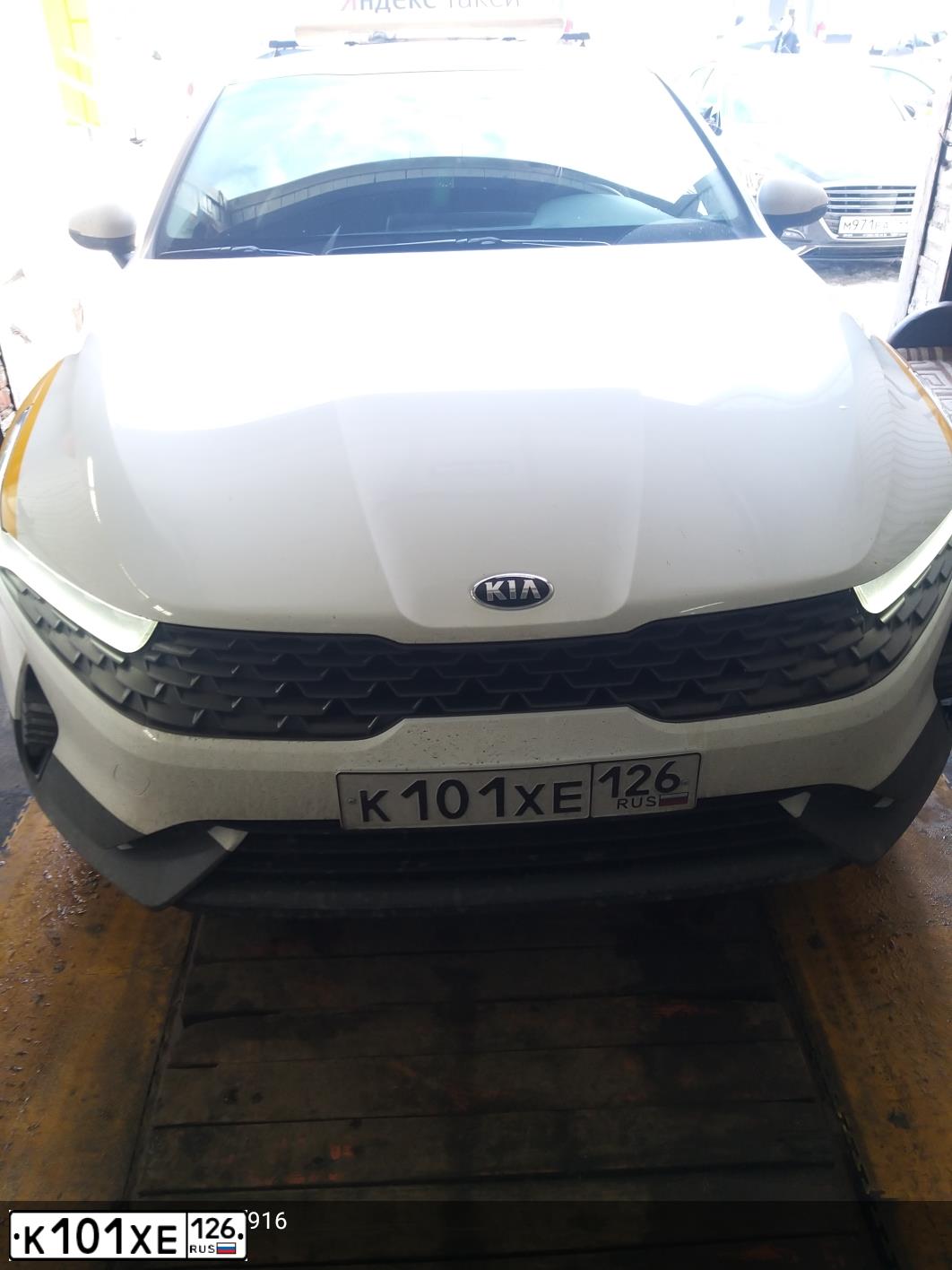 Фото автомобиля KIA K5, 2021 — госномер Т616АР550. Цвет: БЕЛЫЙ ЖЕЛТЫЙ СЕРЫЙ