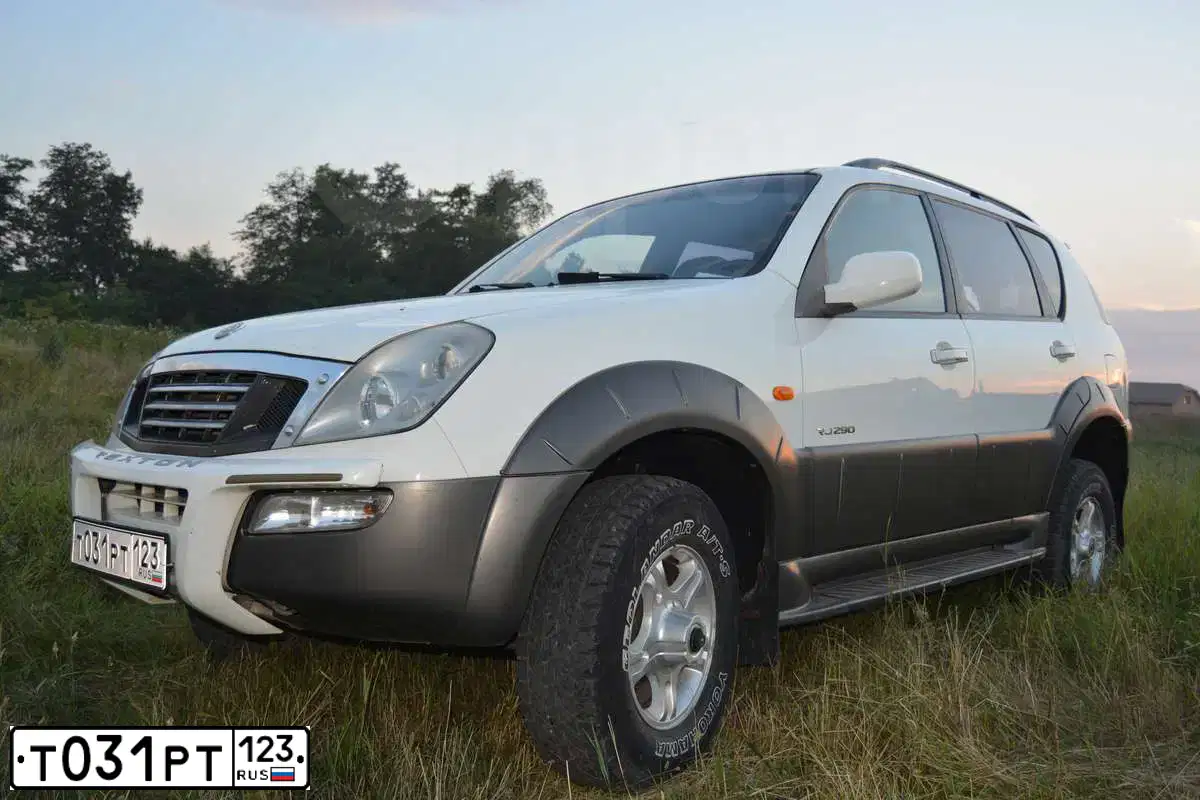 Фото автомобиля SSANGYONG REXTON, 2004 — госномер Р777ВТ23. Цвет: БЕЛЫЙ