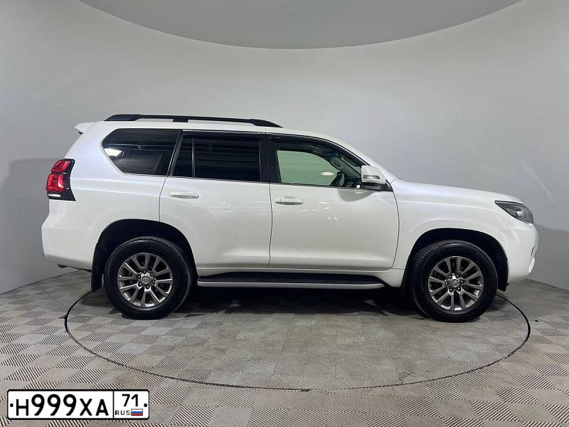 Фото автомобиля TOYOTA LANDCRUISER, 2013 — госномер Е029ОУ761. Цвет: Белый