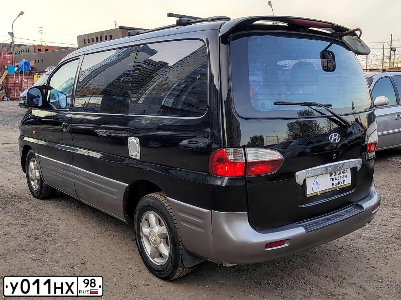 Фото автомобиля HYUNDAI H 1/H 100/STAREX, 2002 — госномер В635ВЕ180. Цвет: ЧЕРНЫЙ