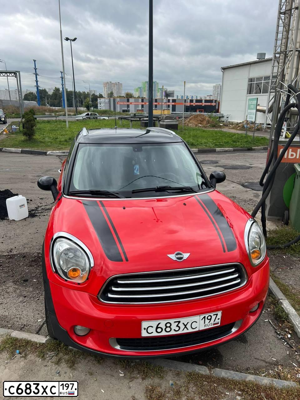 Фото автомобиля MINI МИНИ КУПЕР СОUNТRУМАN, 2012 — госномер С683ХС197. Цвет: КРАСНЫЙ