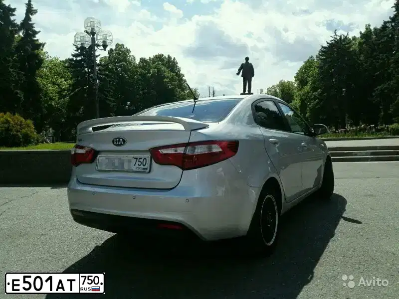 Фото автомобиля RENAULT SANDERO, 2015 — госномер Е501АТ750. Цвет: БЕЛЫЙ