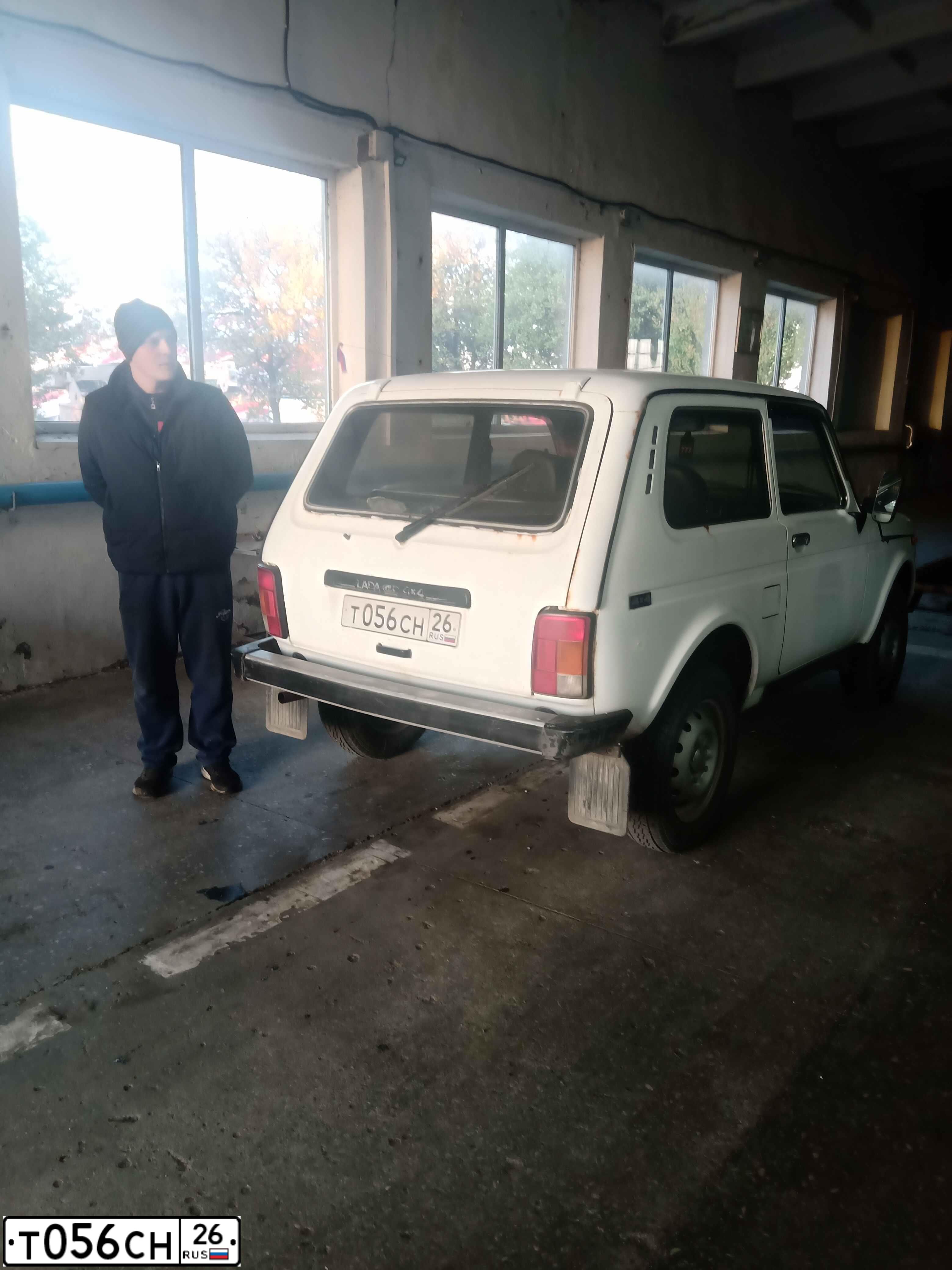 Фото автомобиля LADA 2121 NIVA, 2007 — госномер Т056СН26. Цвет: БЕЛЫЙ