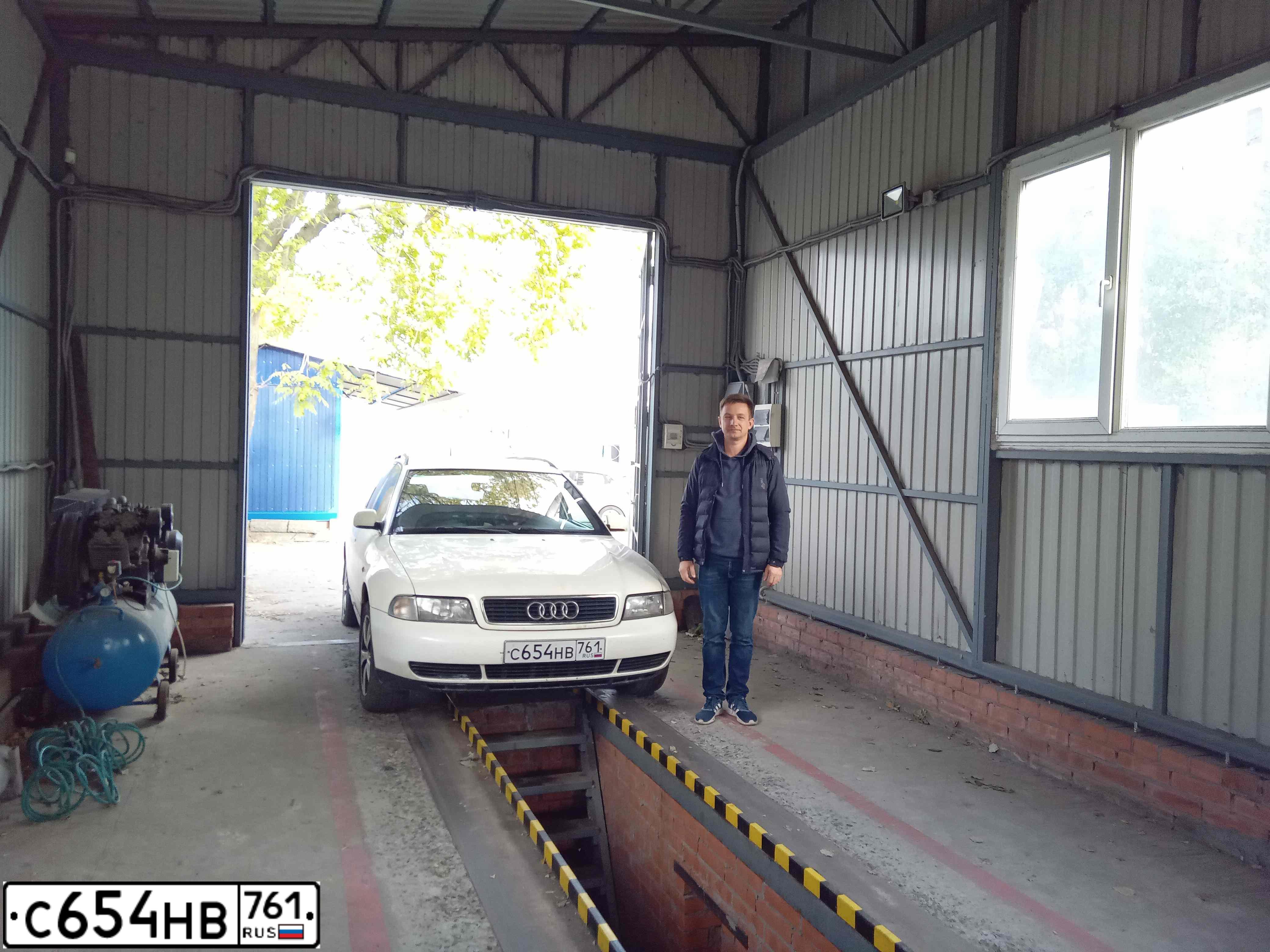 Фото автомобиля AUDI A4, 1998 — госномер С654НВ761. Цвет: Белый