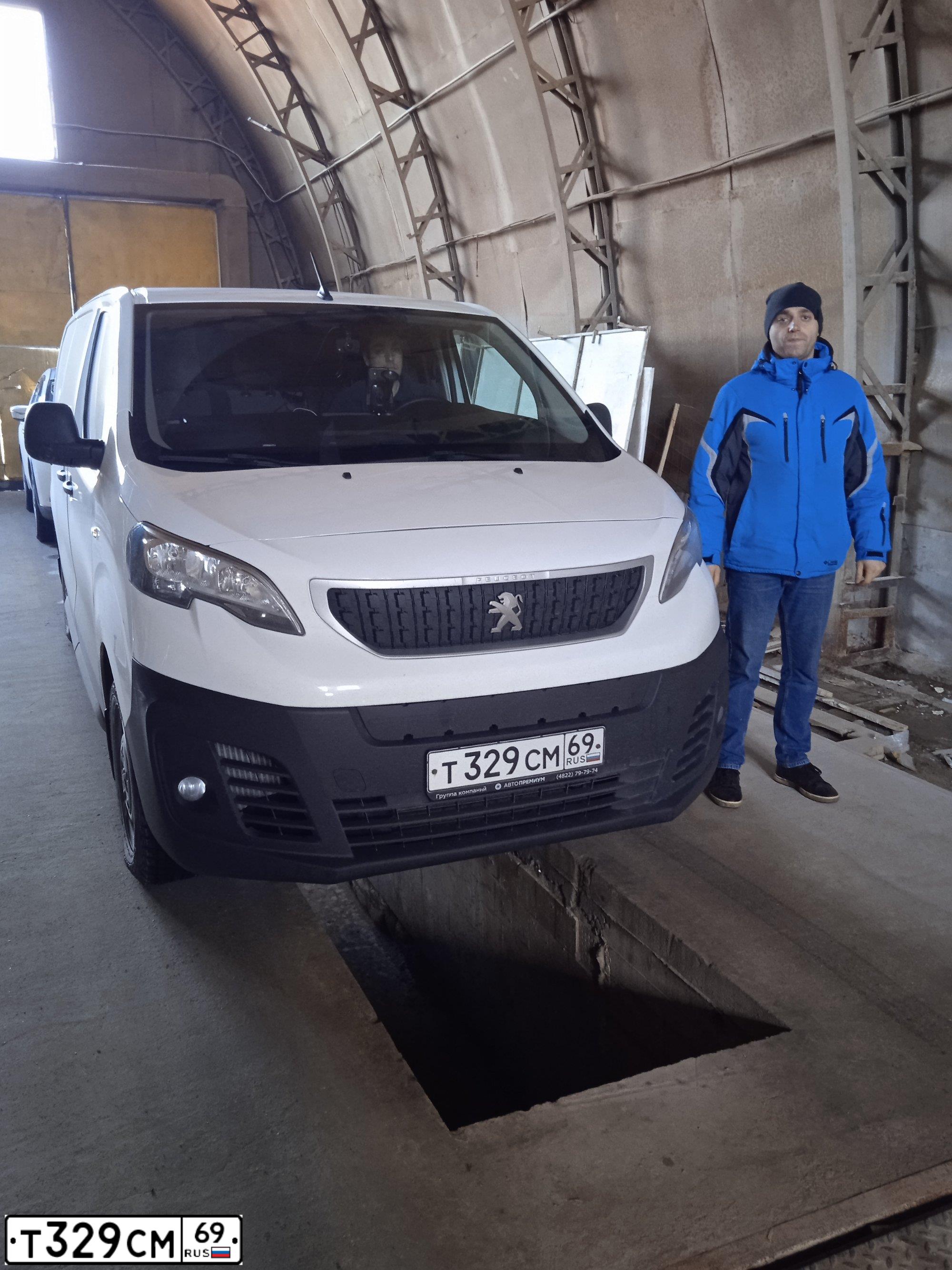 Фото автомобиля PEUGEOT EXPERT, 2018 — госномер Т329СМ69. Цвет: Белый