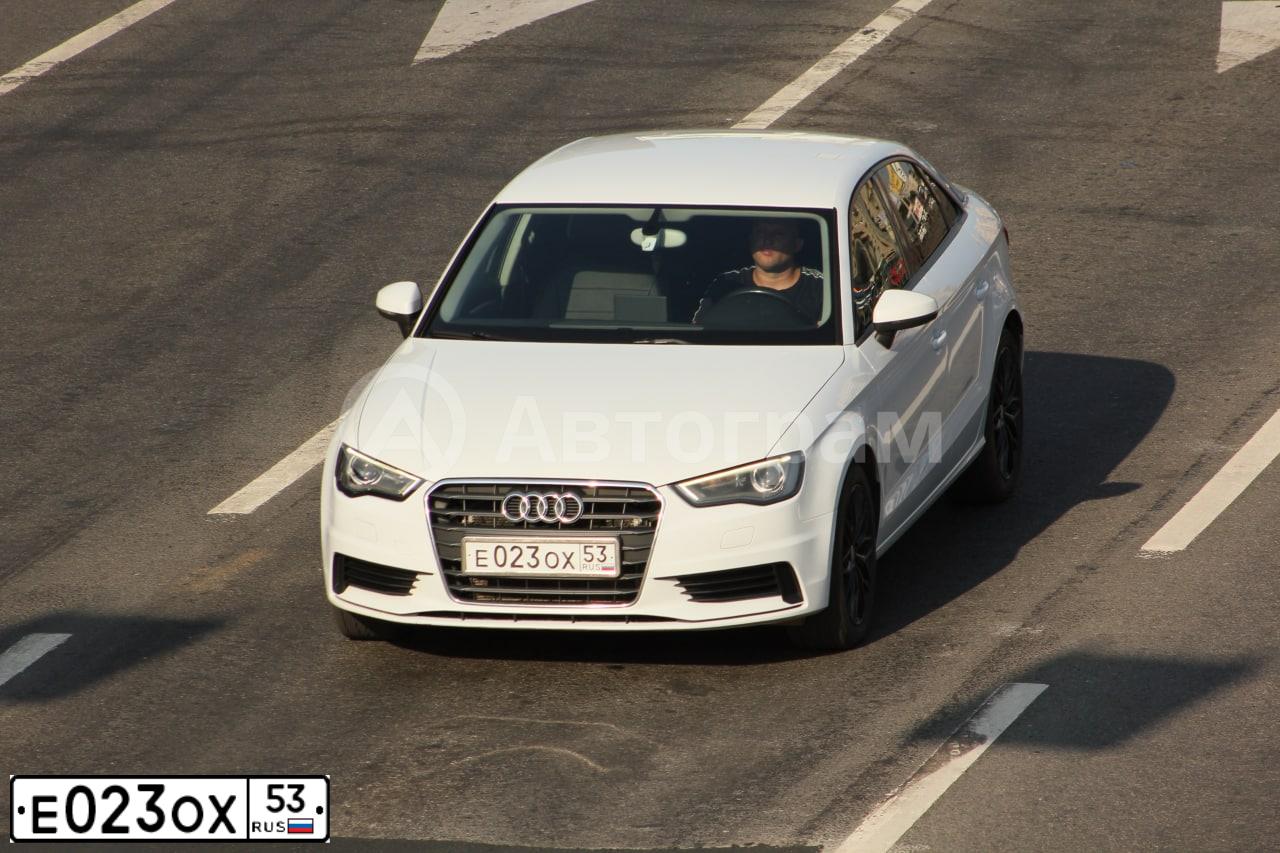 Фото автомобиля AUDI A3, 2014 — госномер Е023ОХ53. Цвет: Белый