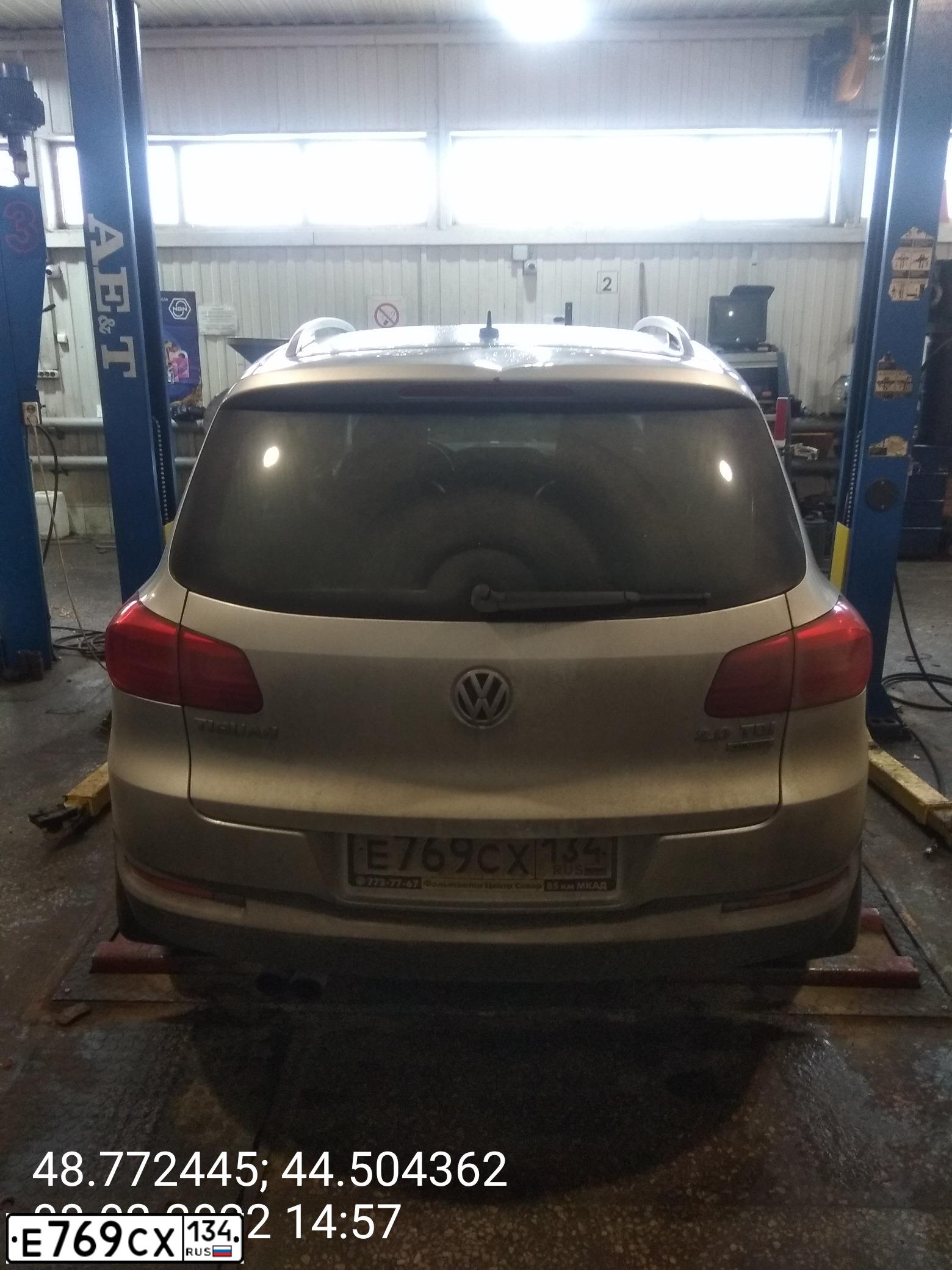 Фото автомобиля VOLKSWAGEN TIGUAN, 2011 — госномер Е769СХ134. Цвет: Серебристый