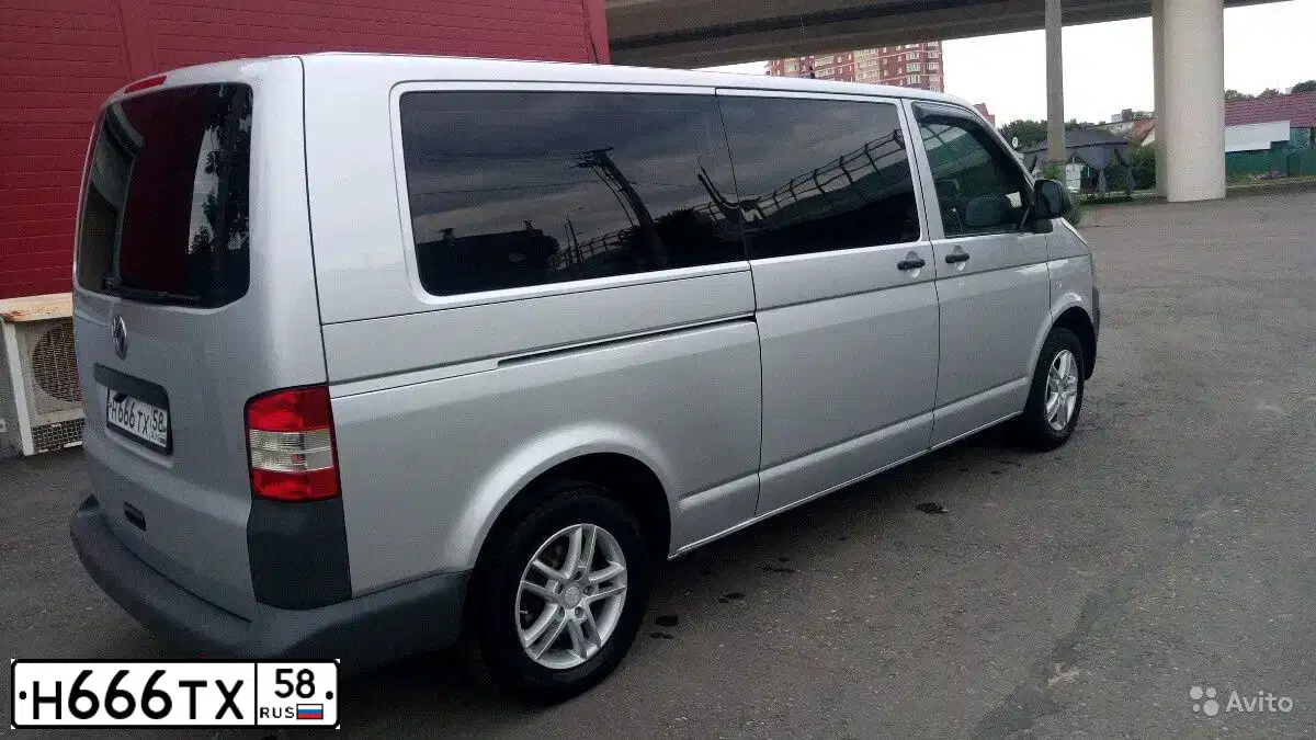 Фото автомобиля VOLKSWAGEN TRANSPORTER, 2012 — госномер Н666ТХ58. Цвет: Серебристый