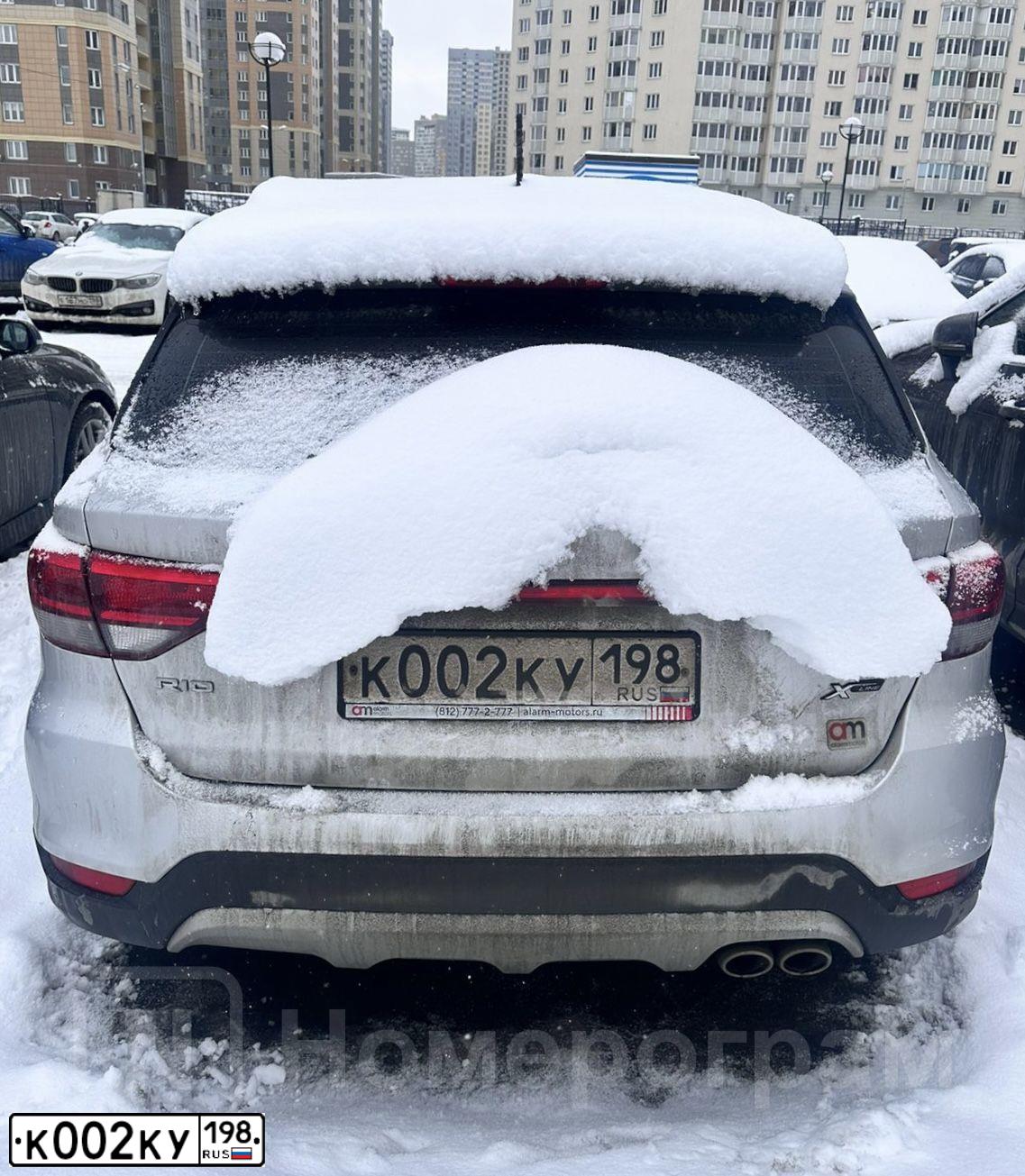 Фото автомобиля KIA RIO, 2020 — госномер К002КУ198. Цвет: СЕРЕБРИСТЫЙ