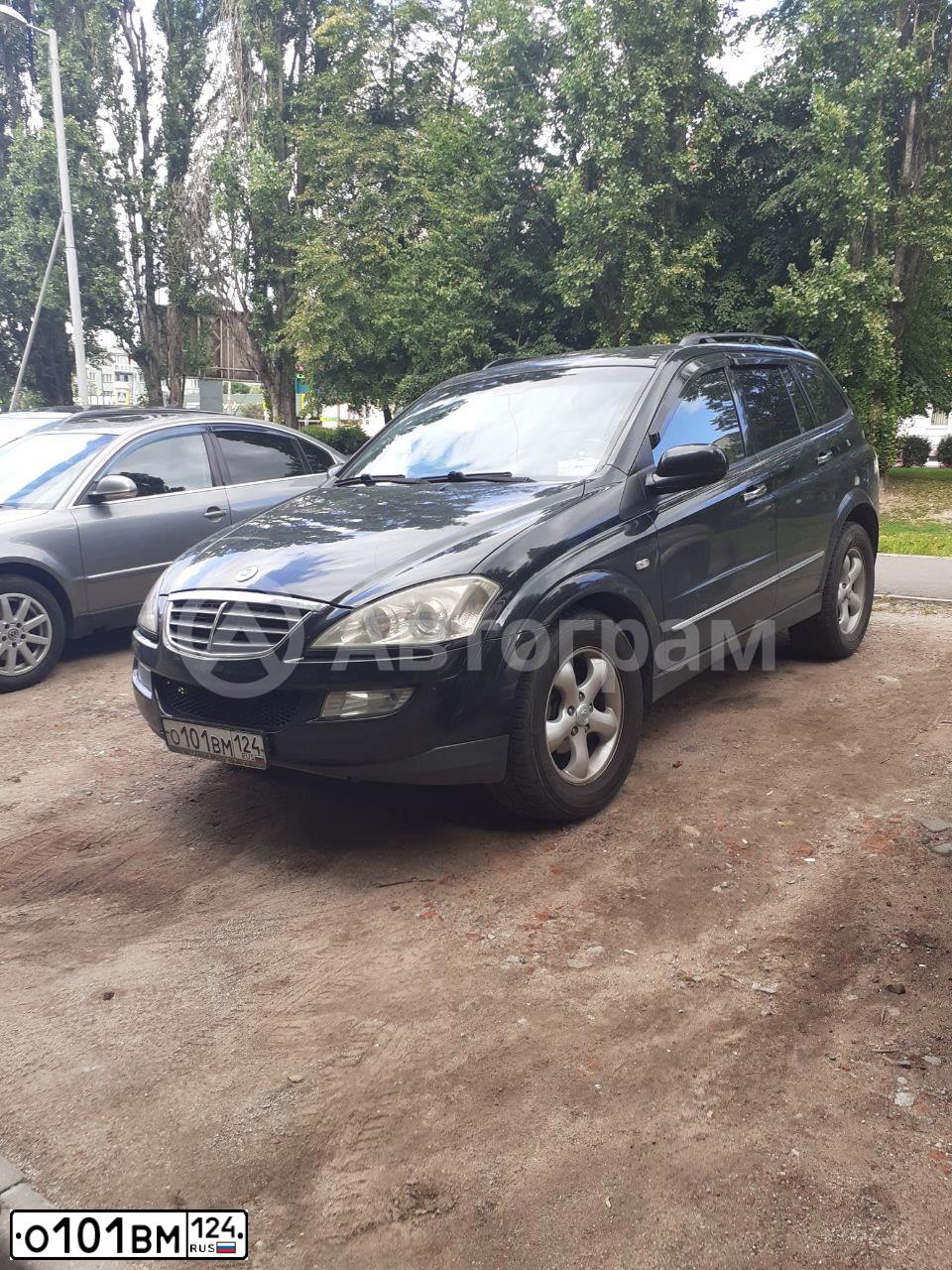 Фото автомобиля SSANGYONG KYRON, 2008 — госномер О101ВМ124. Цвет: ЧЕРНЫЙ