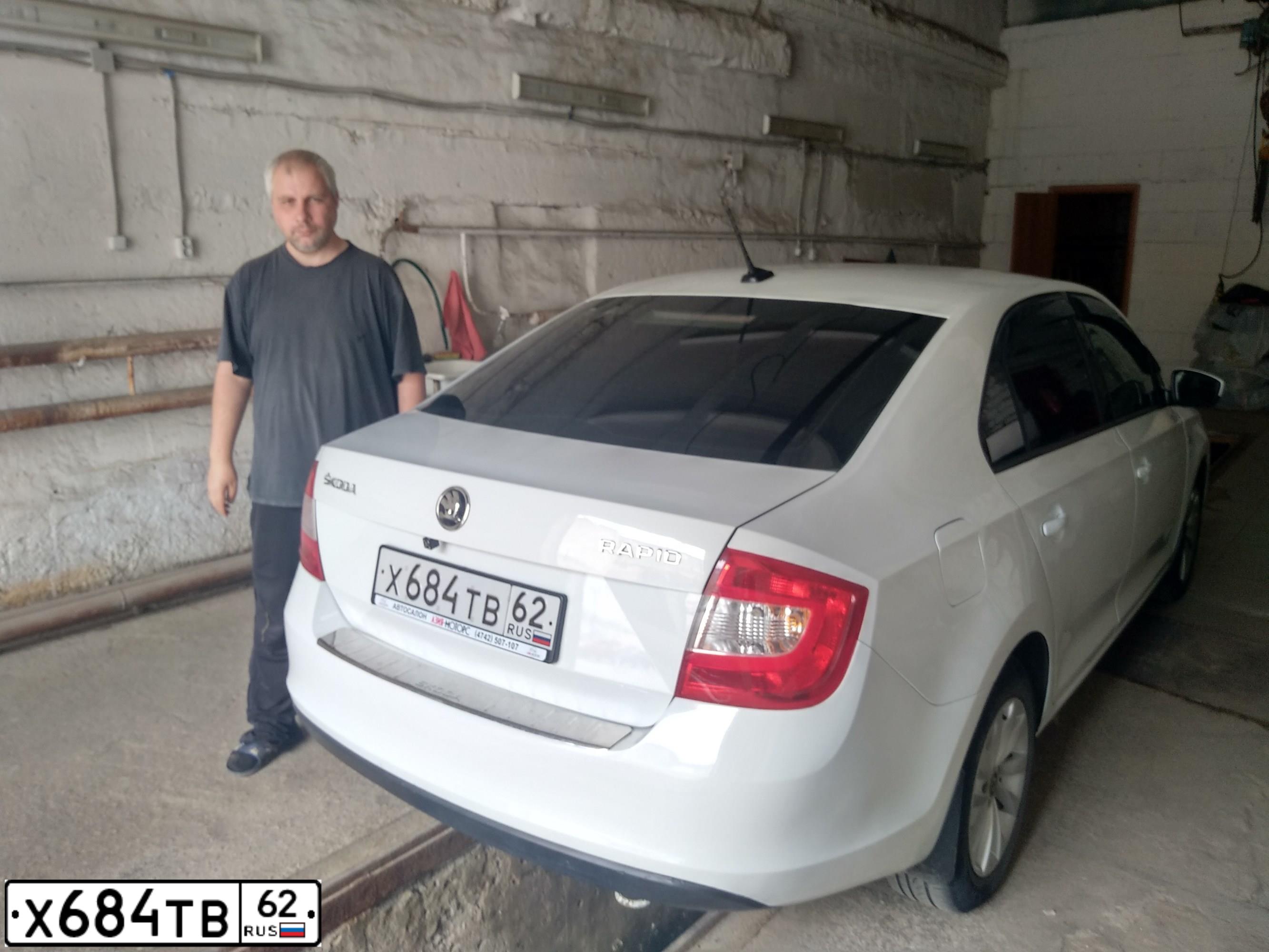 Фото автомобиля SKODA RAPID, 2017 — госномер Р323ЕР48. Цвет: БЕЛЫЙ