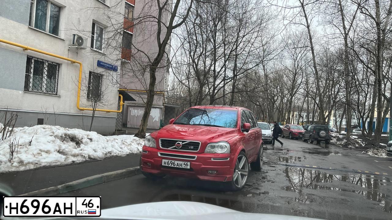Фото автомобиля VOLVO XC90, 2007 — госномер Н696АН46. Цвет: КРАСНЫЙ
