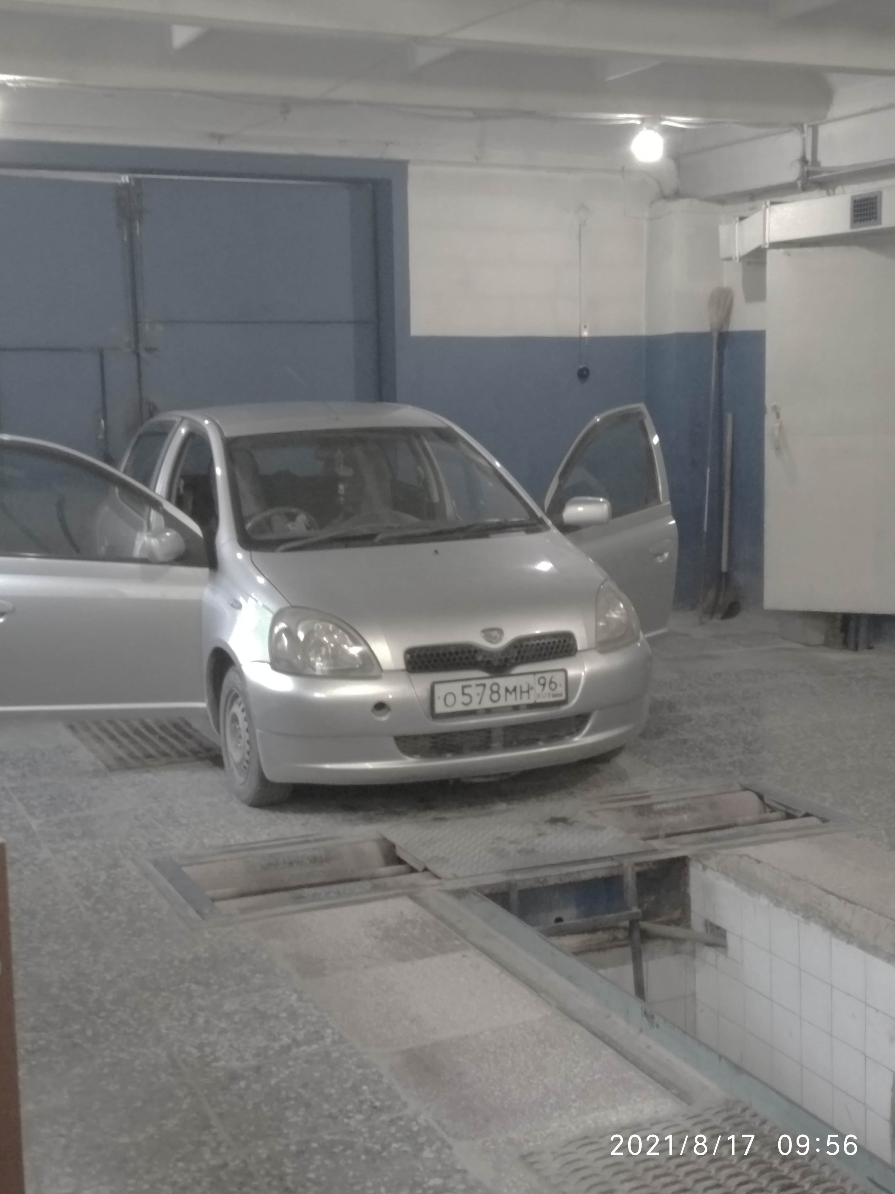 Фото автомобиля TOYOTA VITZ, 2000 — госномер Т213ВК196