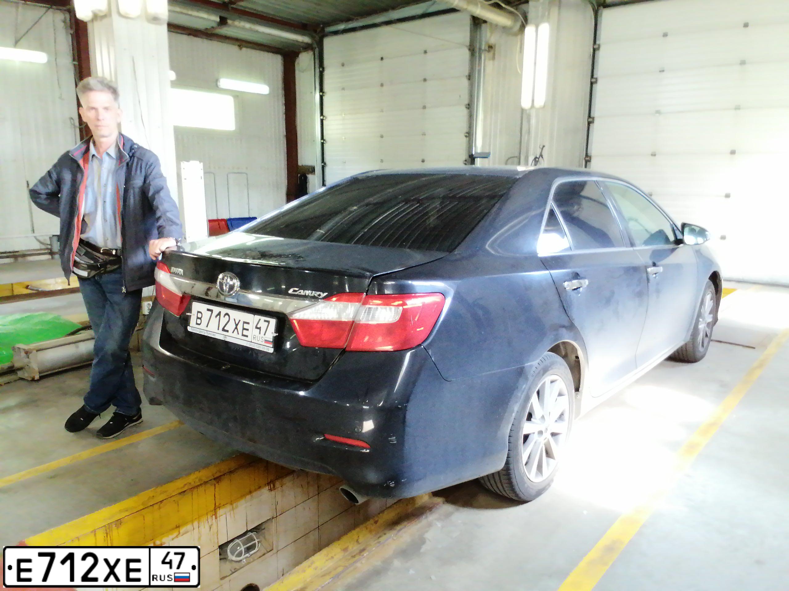 Фото автомобиля TOYOTA CAMRY, 2013 — госномер О200ОО47. Цвет: ЧЕРНЫЙ МЕТАЛЛИК