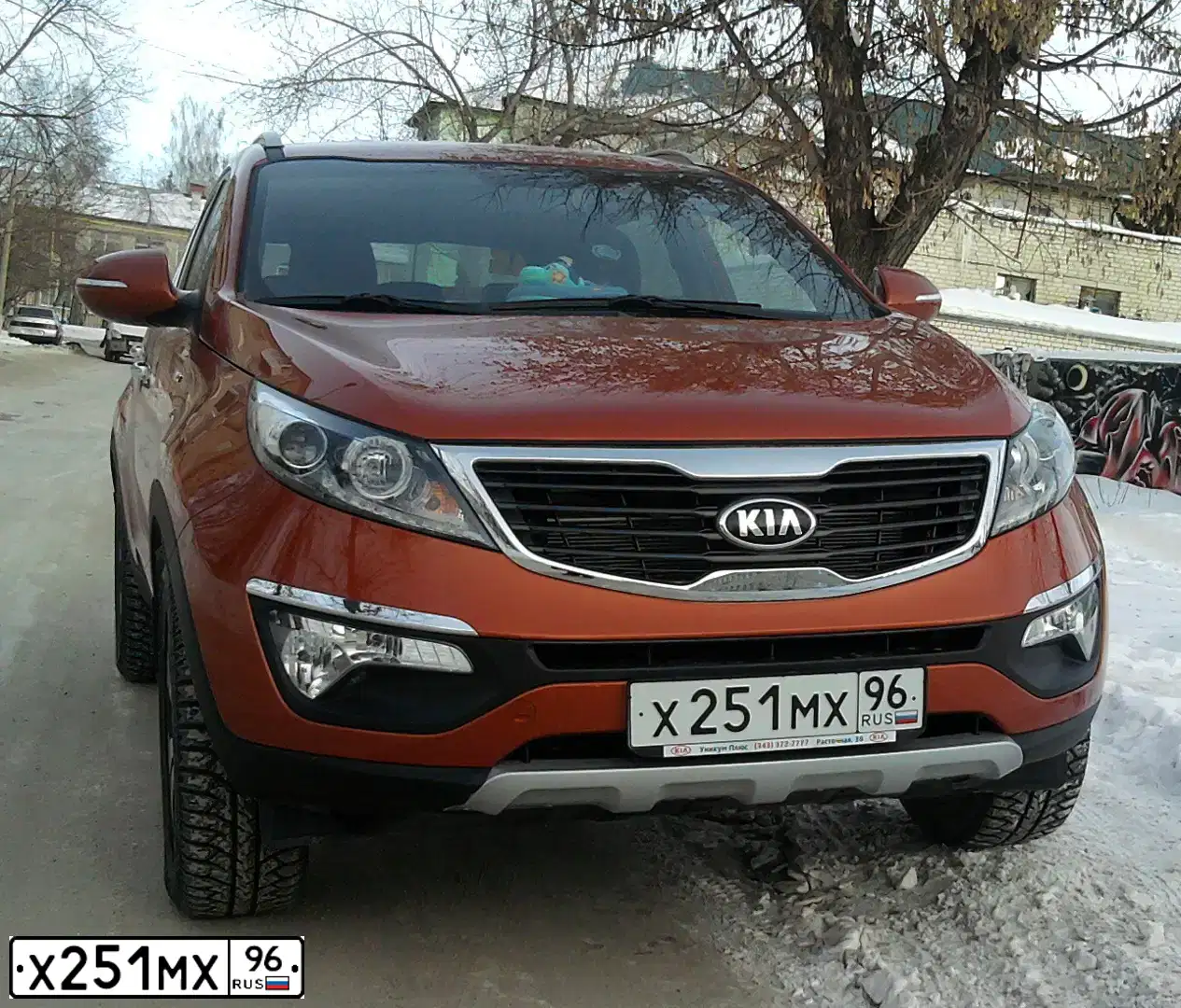 Фото автомобиля KIA SPORTAGE, 2012 — госномер Х251МХ96. Цвет: ОРАНЖЕВЫЙ
