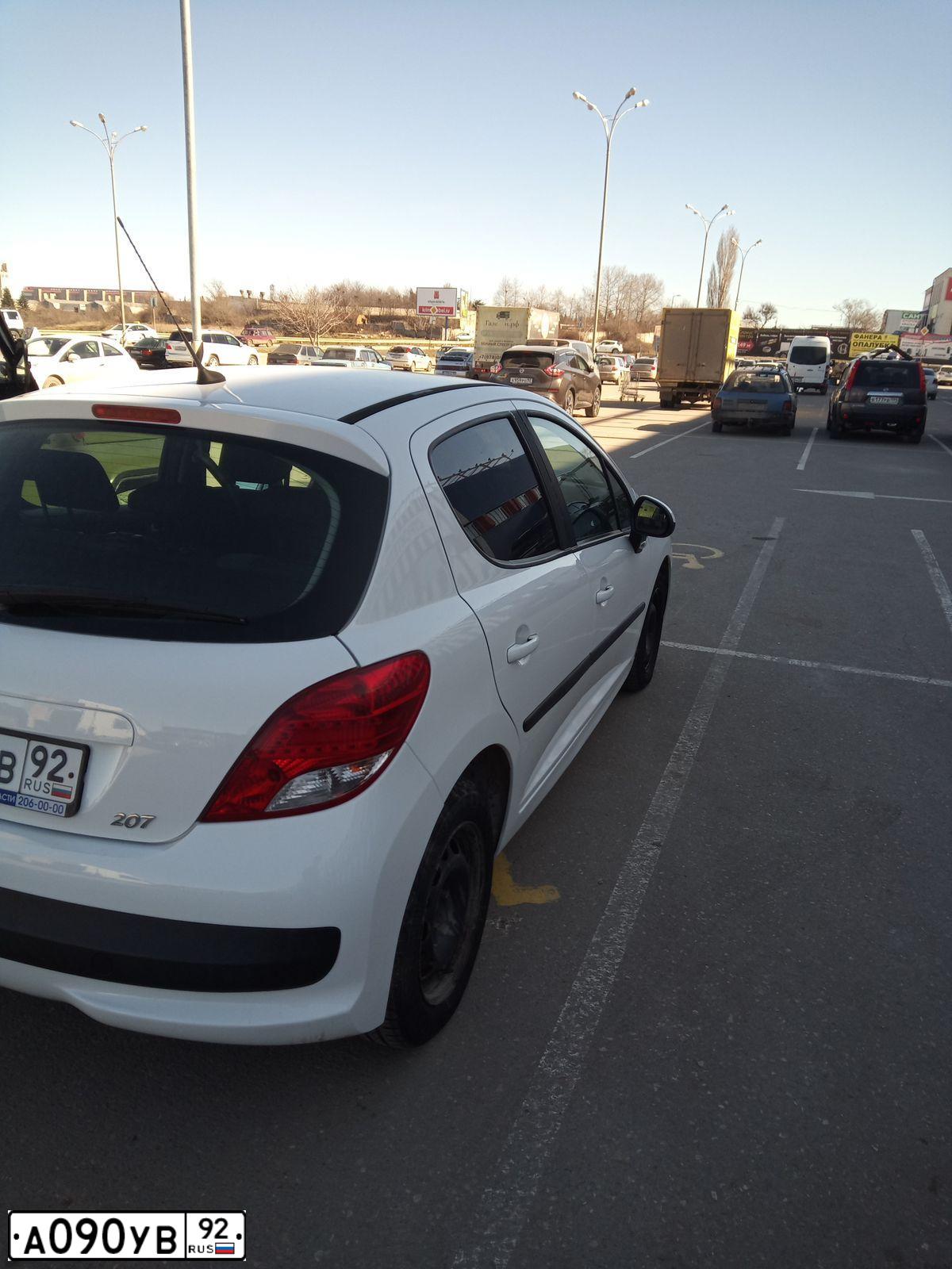 Фото автомобиля PEUGEOT 207, 2009 — госномер А090УВ92. Цвет: Белый