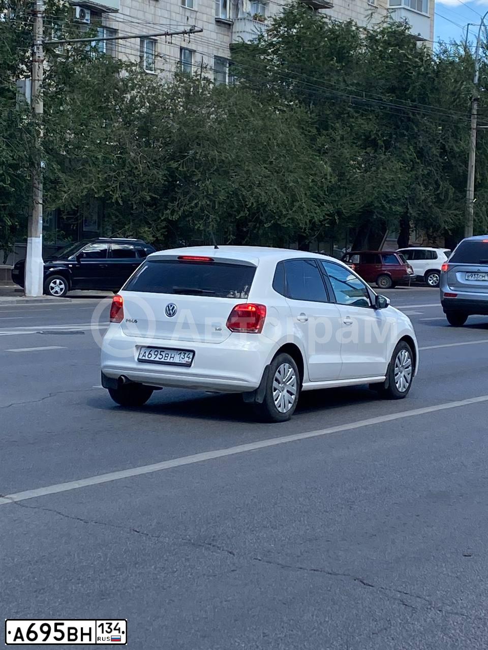 Фото автомобиля VOLKSWAGEN POLO, 2011 — госномер А695ВН134. Цвет: Белый