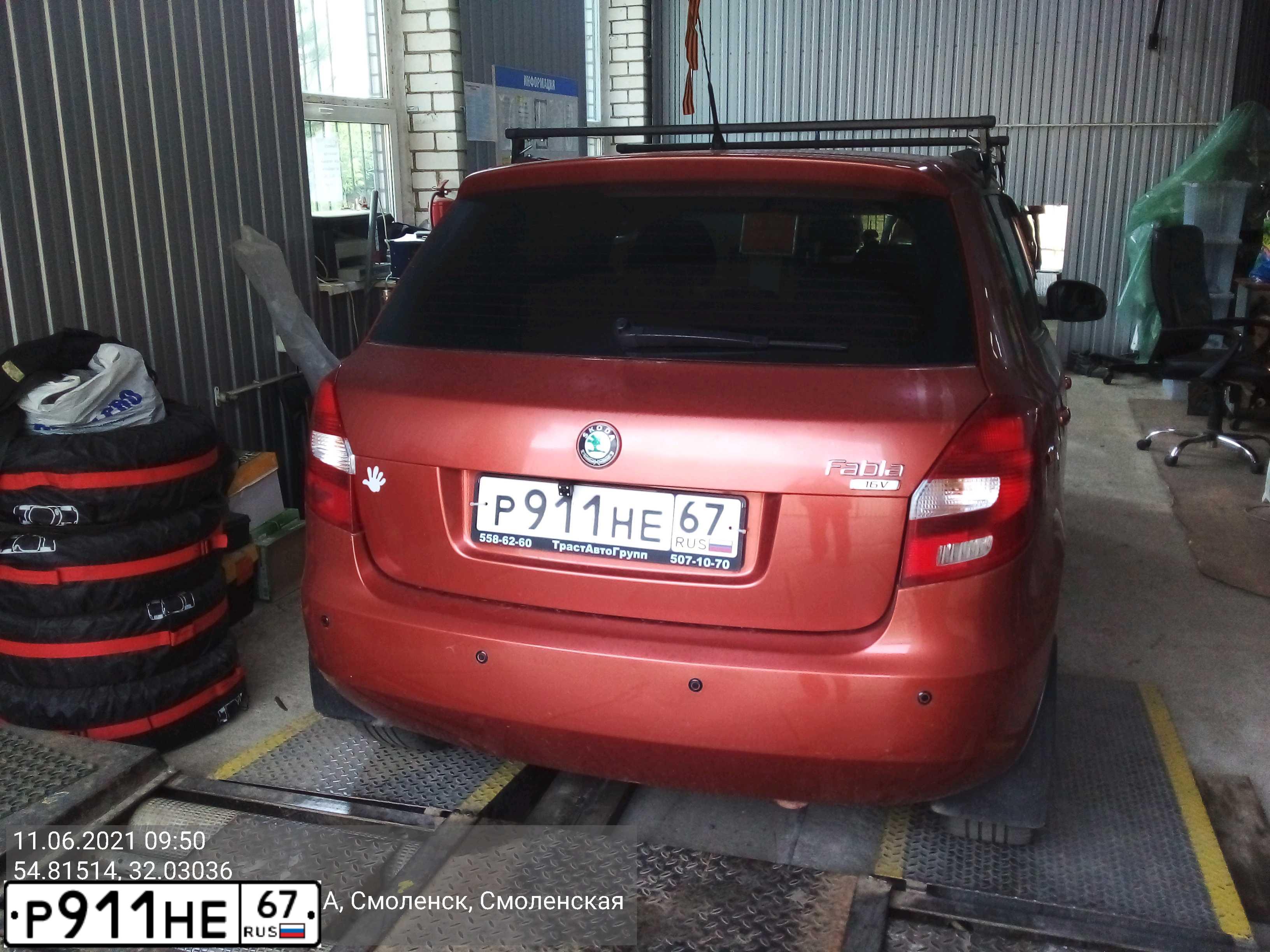 Фото автомобиля SKODA FABIA, 2009 — госномер Р911НЕ67. Цвет: ОРАНЖЕВО-КРАСНЫЙ