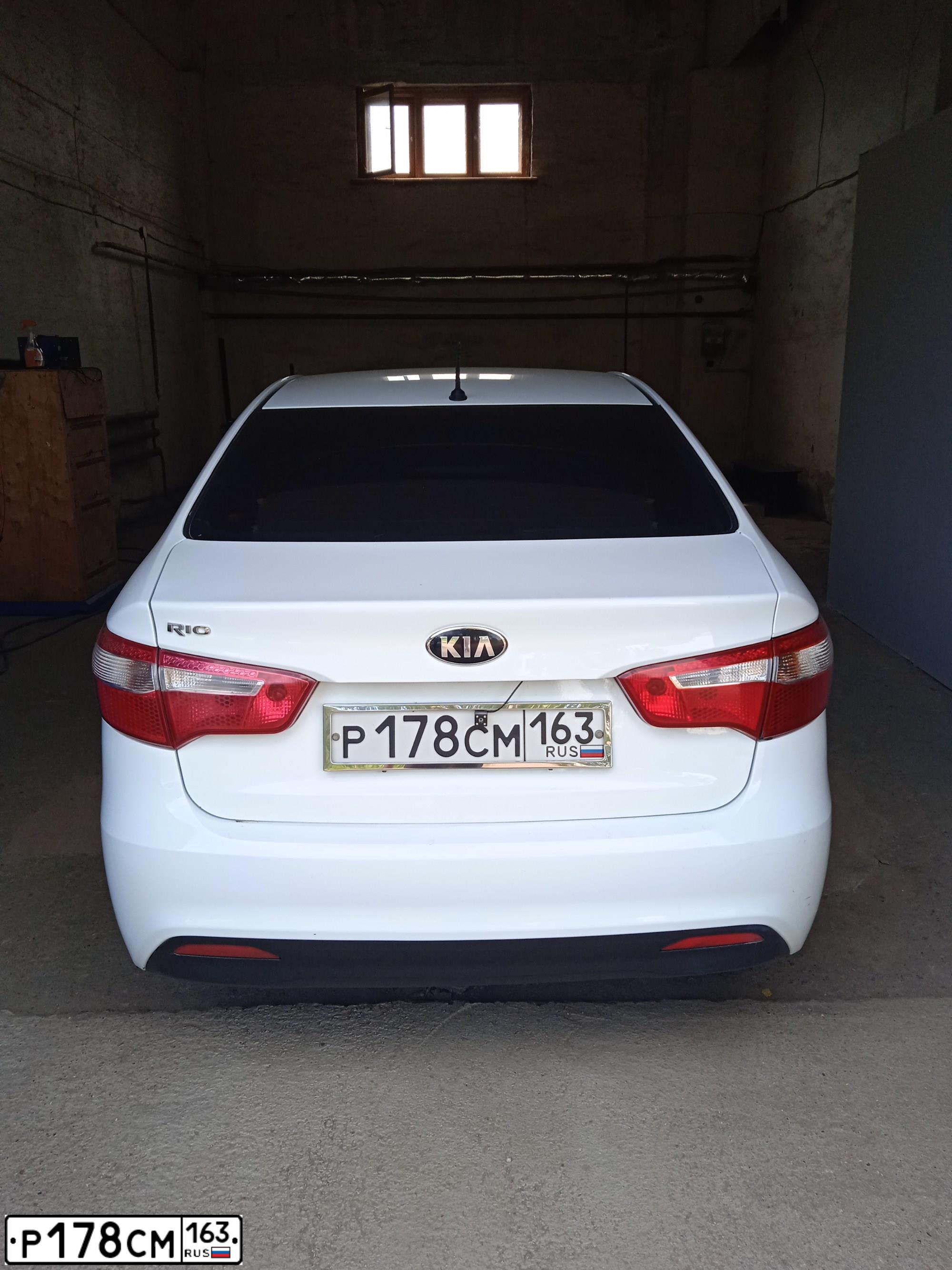 Фото автомобиля KIA RIO, 2013 — госномер В334ТК702. Цвет: Белый
