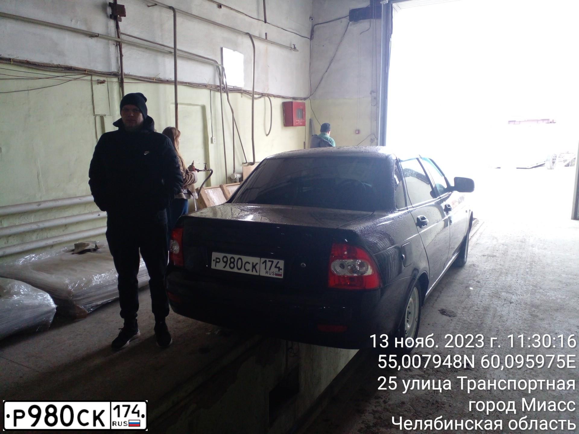 Фото автомобиля LADA 2170 PRIORA, 2010 — госномер Р980СК174. Цвет: Сине-Черный