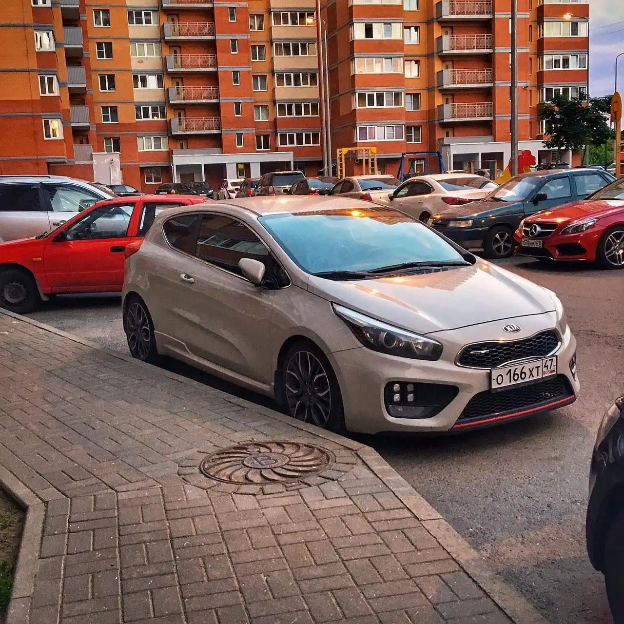 Фото автомобиля KIA CEED, 2014 — госномер Т541УВ198. Цвет: СЕРЫЙ