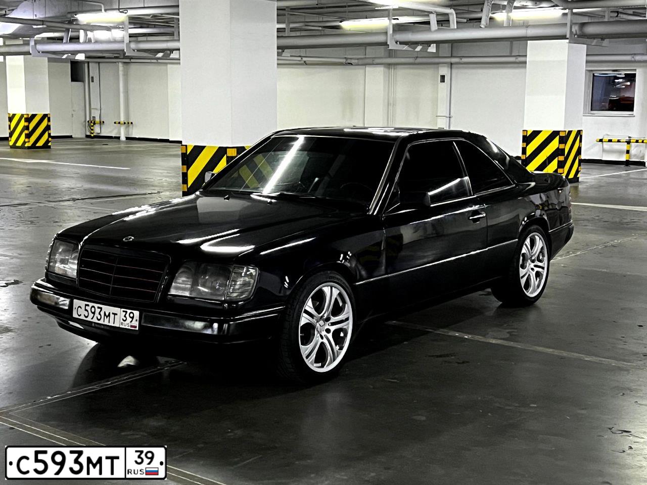Фото автомобиля MERCEDES E-KLASSE, 1991 — госномер С593МТ39. Цвет: ЧЕРНЫЙ