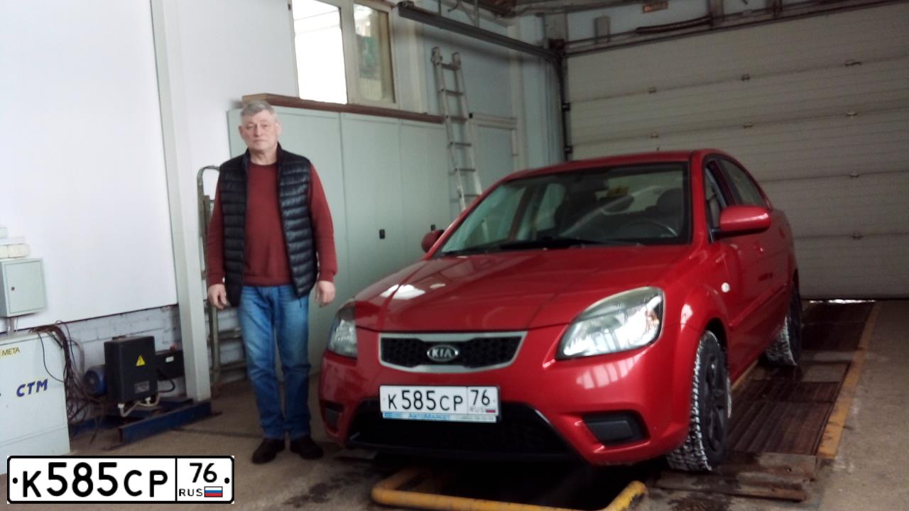 Фото автомобиля KIA RIO, 2011 — госномер У486НУ64. Цвет: Красный