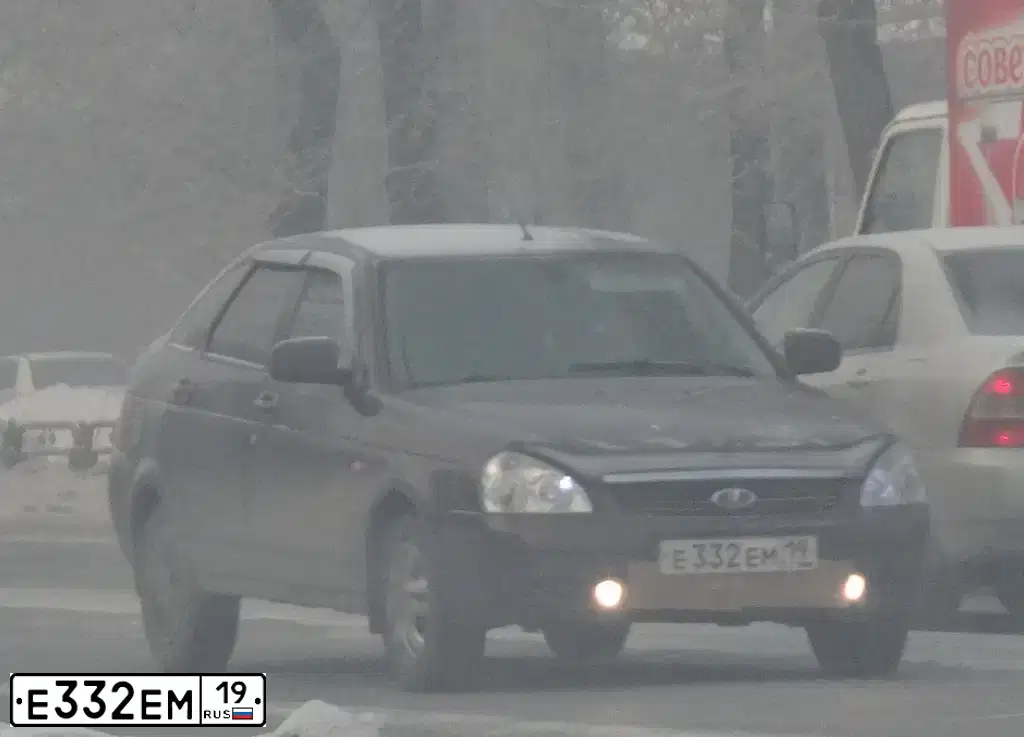 Фото автомобиля LADA 2172 PRIORA, 2010 — госномер Е332ЕМ19. Цвет: ТЕМНО-ВИШНЕВЫЙ