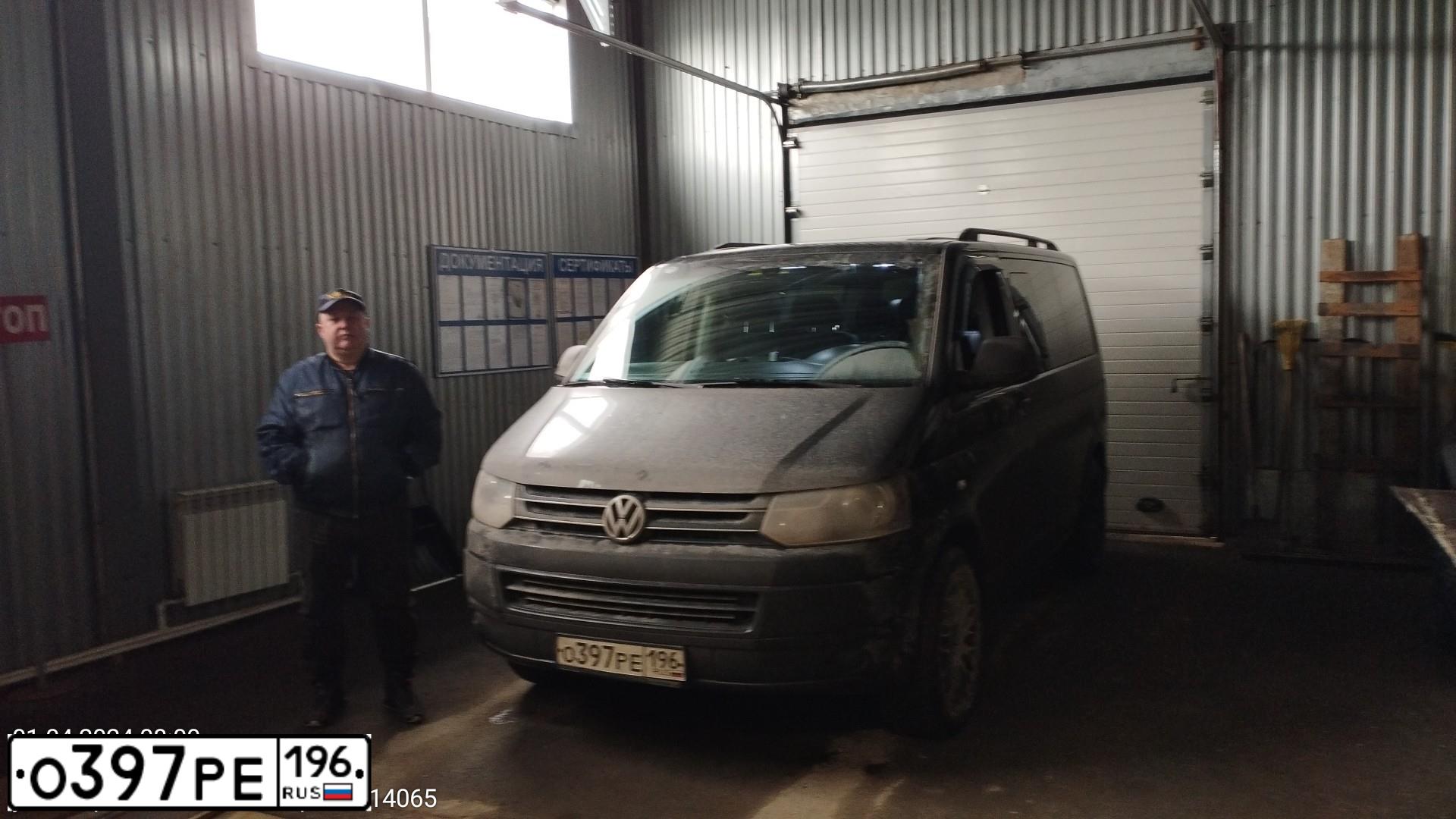 Фото автомобиля VOLKSWAGEN CARAVELLE, 2014 — госномер Р116РР159. Цвет: ЧЕРНЫЙ