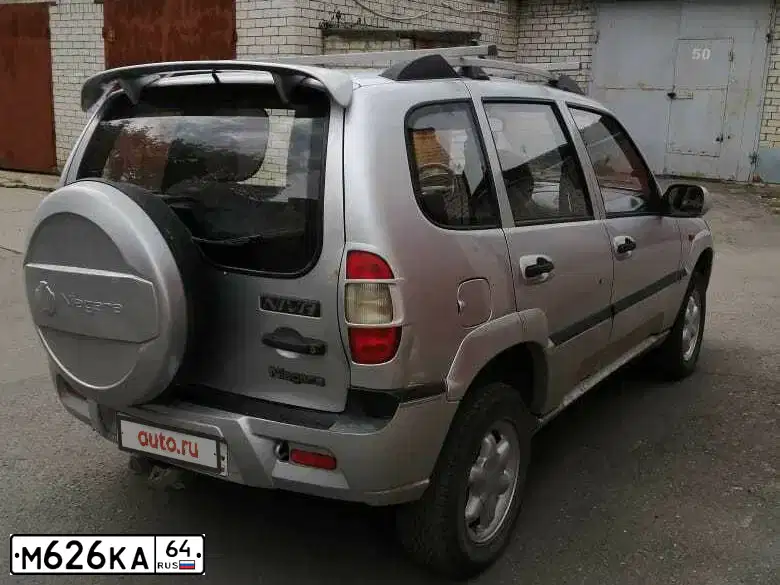 Фото автомобиля CHEVROLET NIVA, 2005 — госномер М626КА64. Цвет: СВЕТЛО СЕРЕБРИСТЫЙ МЕТАЛЛ