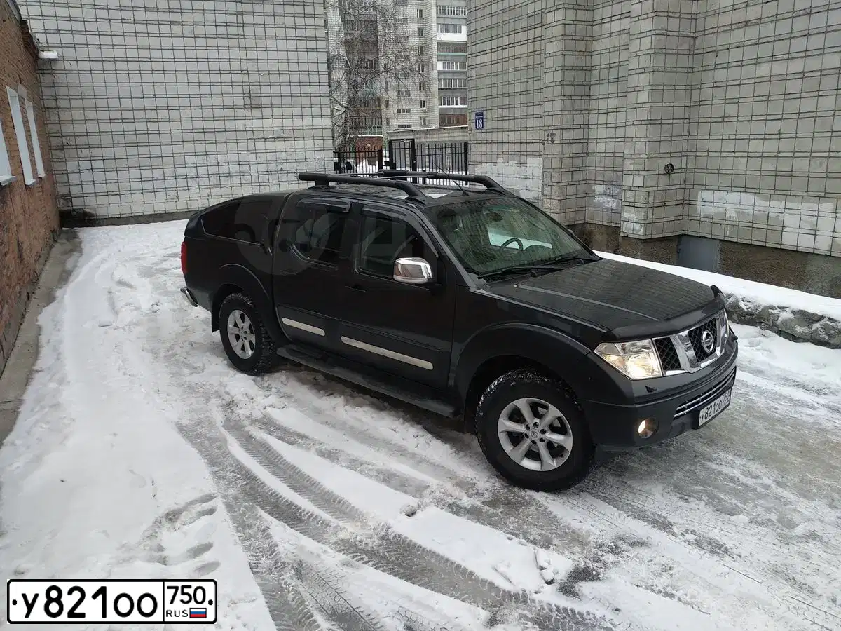 Фото автомобиля NISSAN NAVARA, 2008 — госномер Н756КВ154. Цвет: Серый