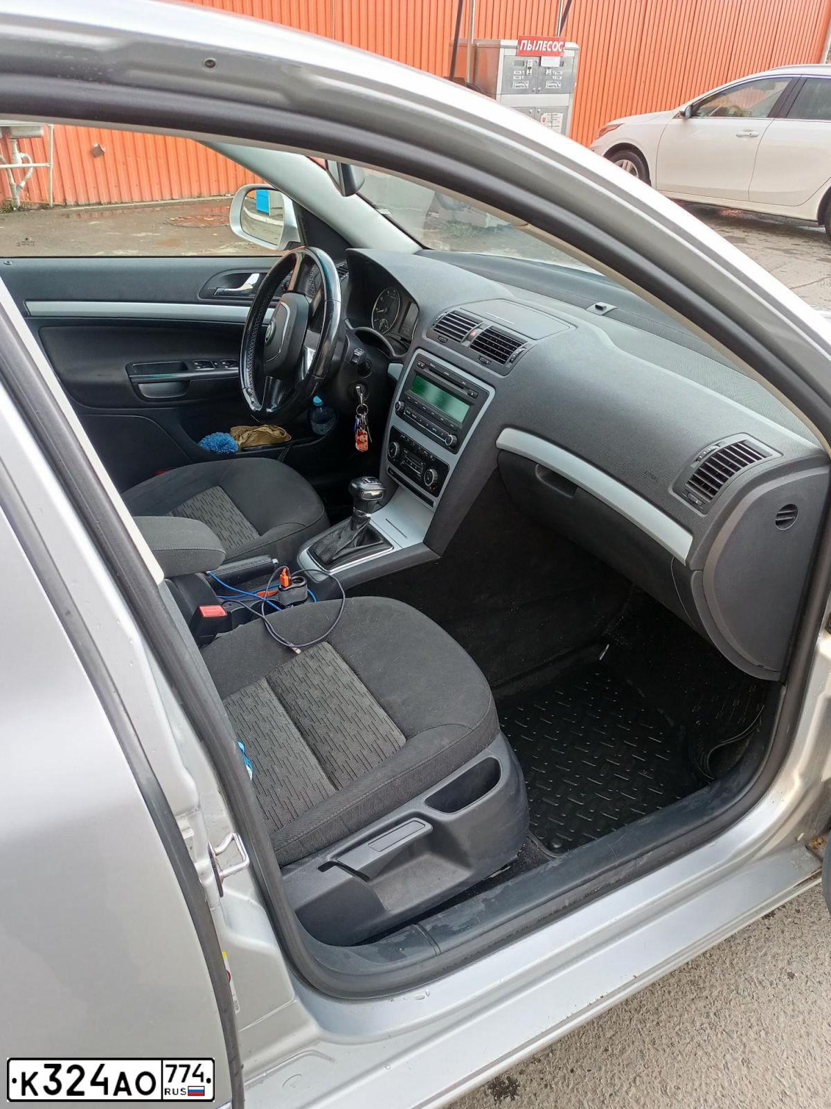 Фото автомобиля SKODA OCTAVIA, 2011 — госномер К324АО774. Цвет: СЕРЕБРИСТЫЙ