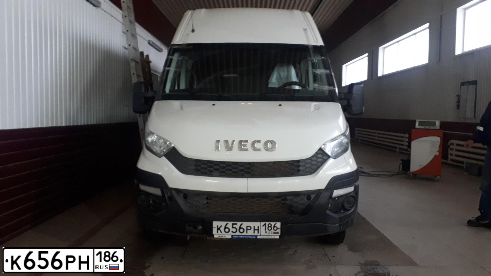 Фото автомобиля IVECO DAILY, 2017 — госномер К656РН186. Цвет: Белый